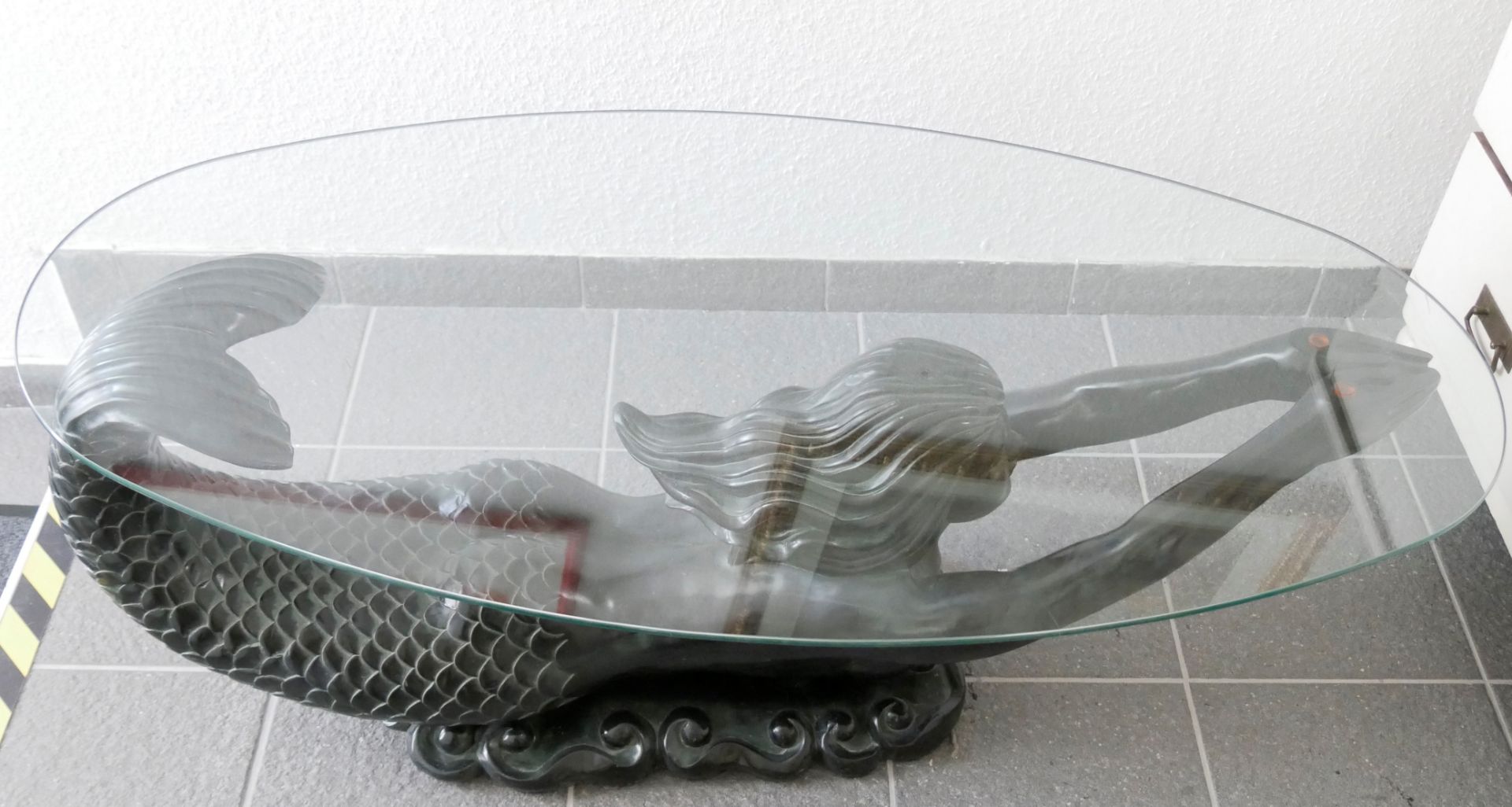 Ein "Meerjungfrauen" Wohnzimmertisch mit Glasplatte. Außergewöhnliche Optik! Maße Meerjungfrau: - Bild 4 aus 4