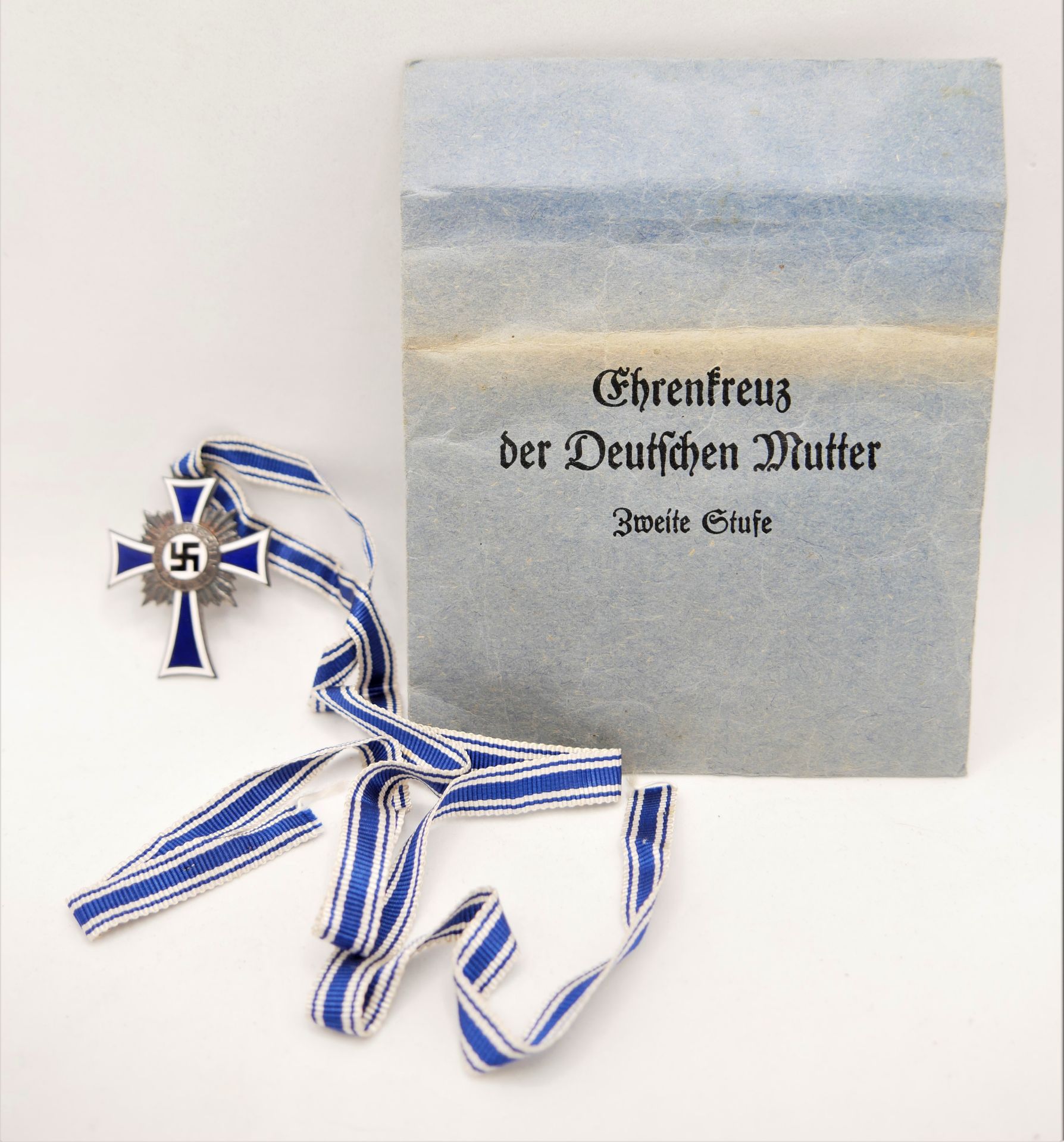 Ehrenkreuz der Deutschen Mutter, 2. Stufe in Silber am Band, in Original Verleihungstüte. Hersteller