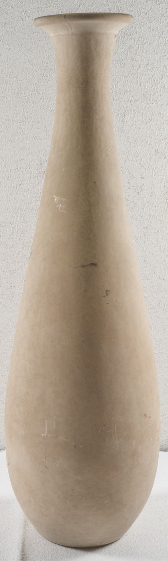 Glasvase, mit irdischer Farbe bemalt. Höhe: ca. 41 cm