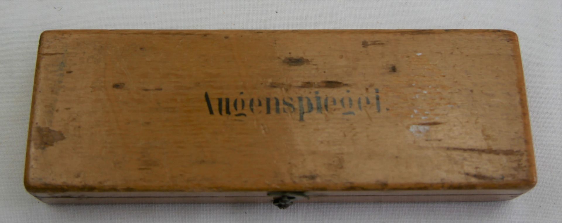 Augenspiegel im alten Holzkasten, medizinisches Untersuchungsgerät für den Augenarzt um 1900