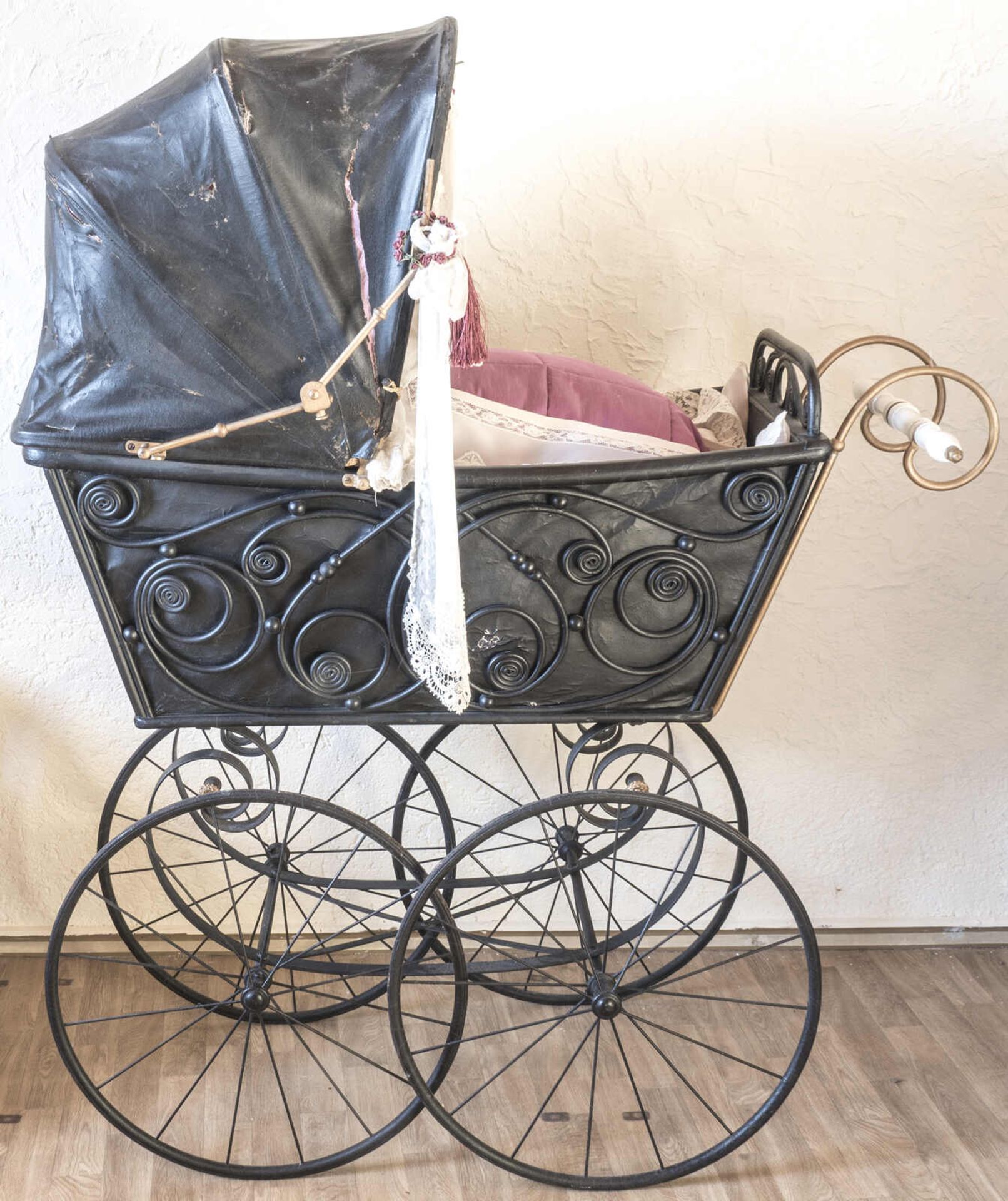 Brennabor Kinderwagen, ca. 1910, schwarz, Rattan. Das textile Innenleben wurde erneuert, sonst