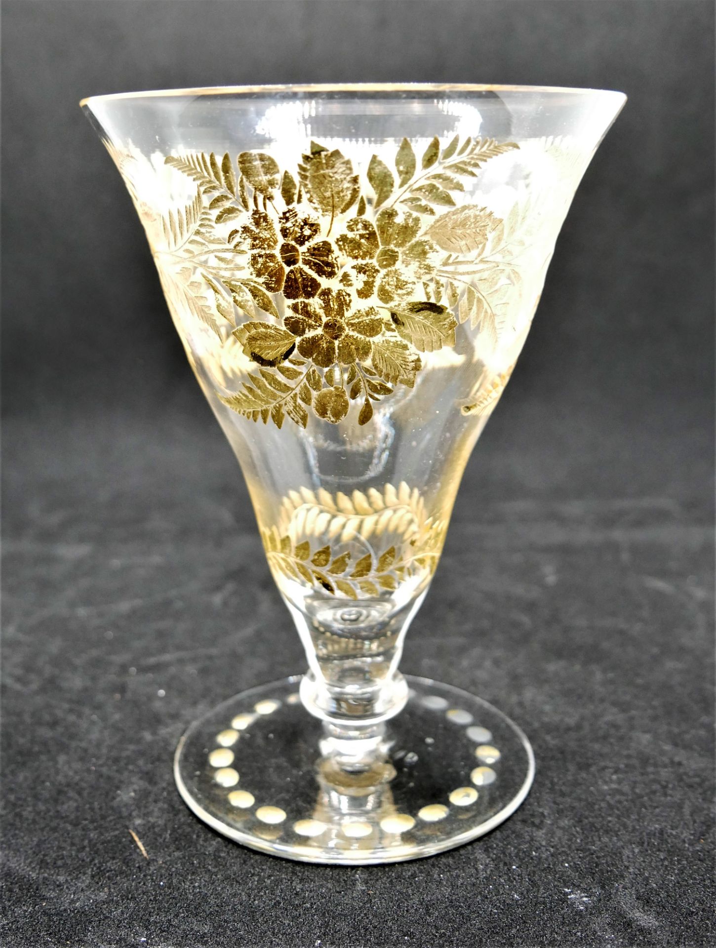 Kleiner Bleikristall Glaspokal mit Schliff und Goldbemalung. Höhe ca. 16 cm