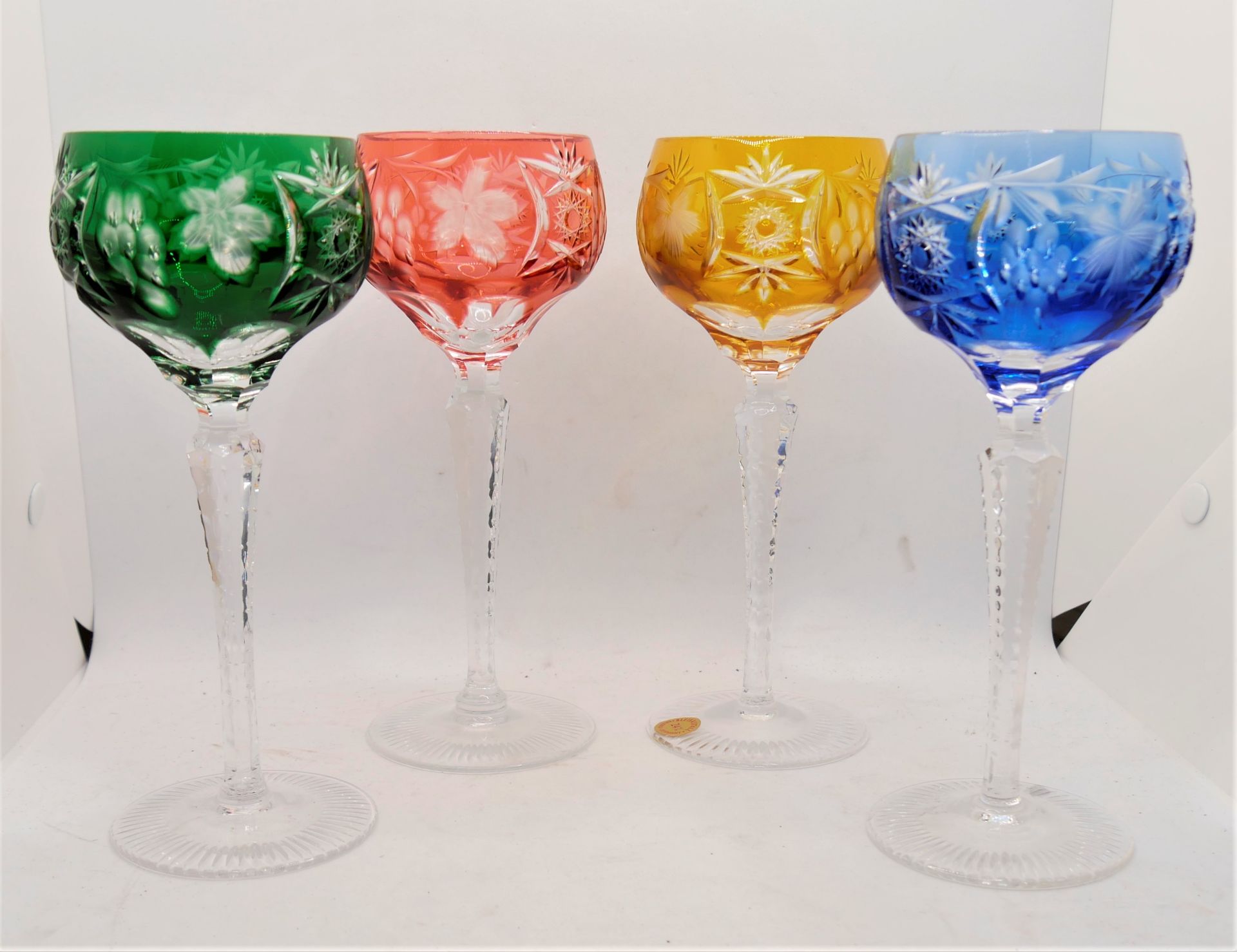 4 farbige Weingläser, gleiche Serie