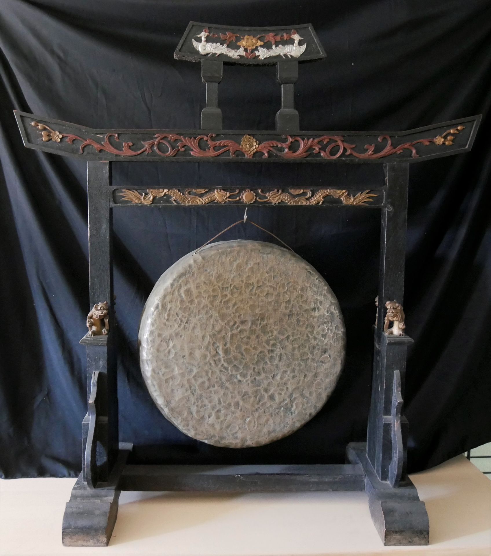 Ein großer älterer chinesischer Gong mit handgeschlagenem Gond ung geschnitztem Gestell. Aus