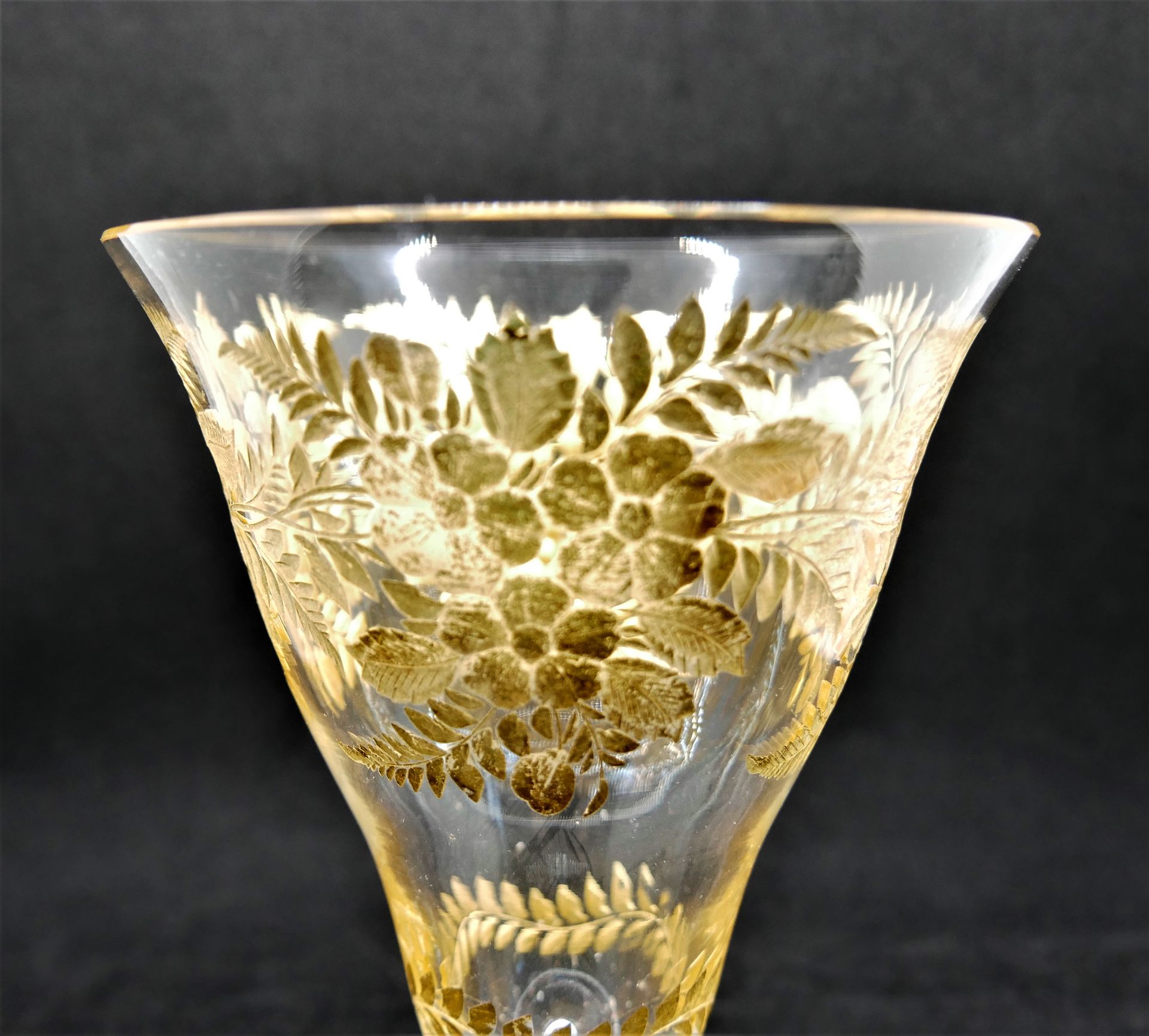 Kleiner Bleikristall Glaspokal mit Schliff und Goldbemalung. Höhe ca. 16 cm - Image 2 of 2