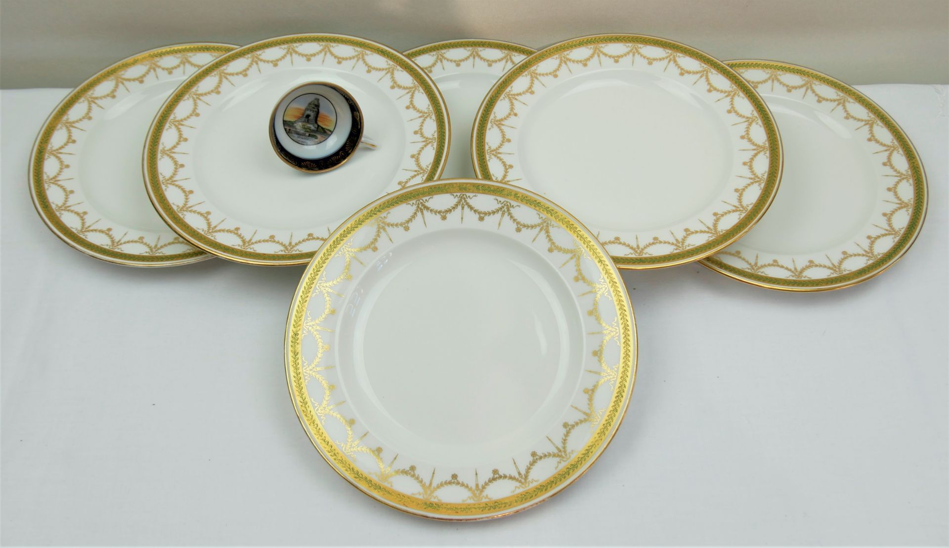 Theodore Haviland, Limoges France, 6 Speiseteller, mit Goldapplikationen, sowie 1 Tasse "