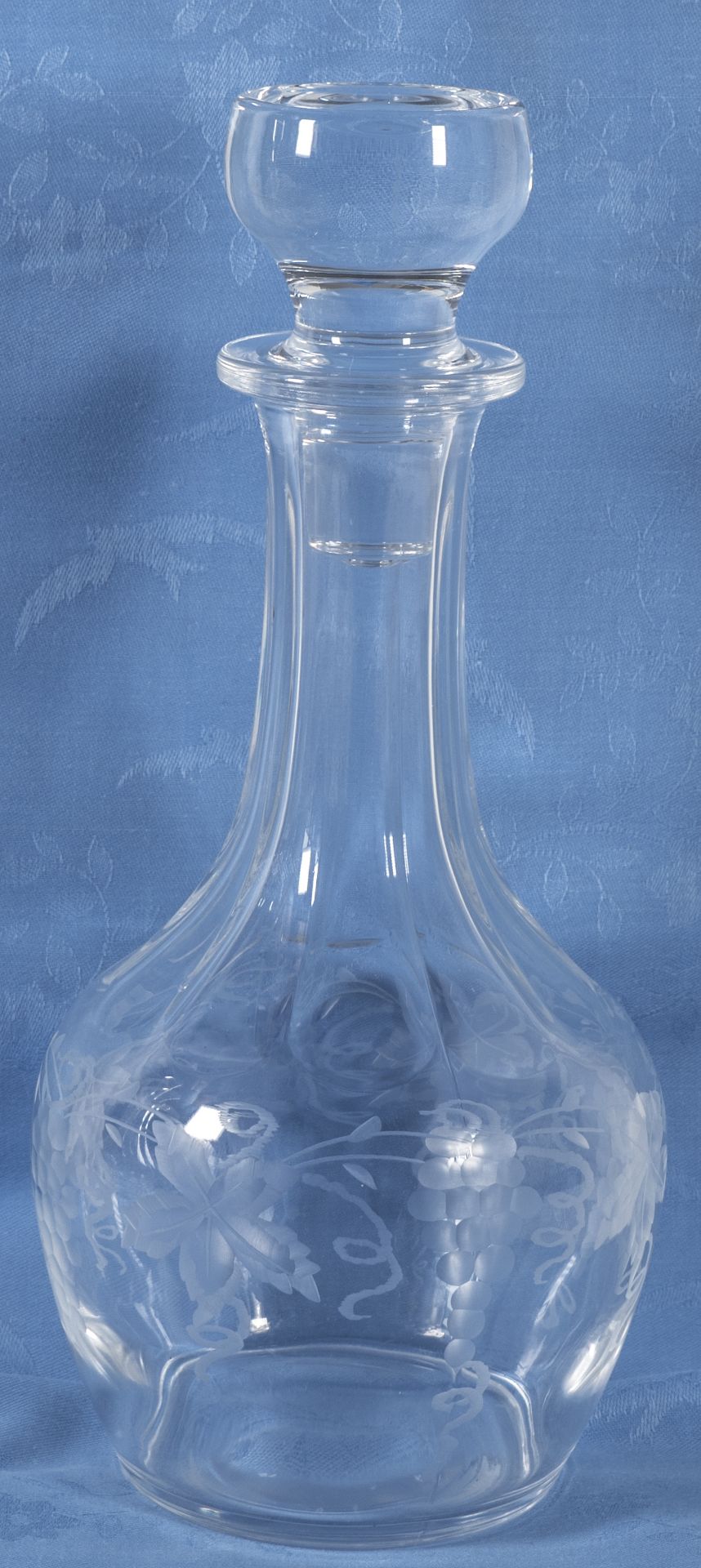 Glas - Karaffe mit Stöpsel, Rebengravur. Höhe: ca. 27cm.