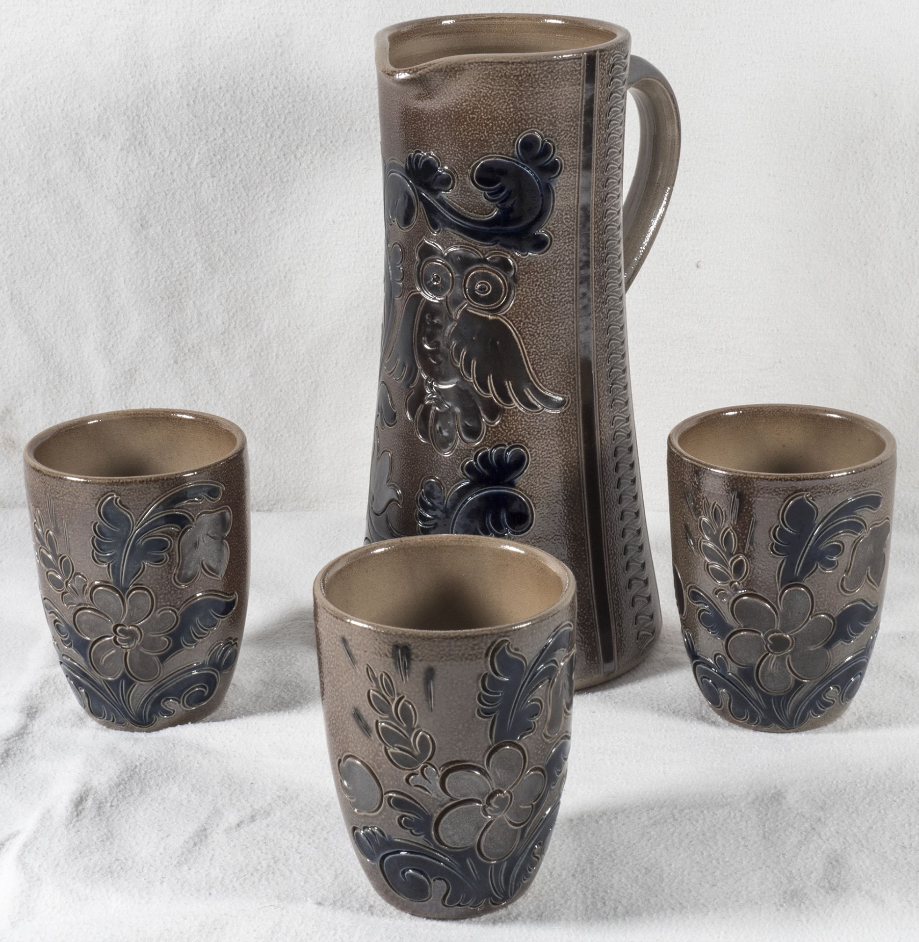 Lot Salzglasur - Keramik, bestehend aus Karaffe und drei Bechern.