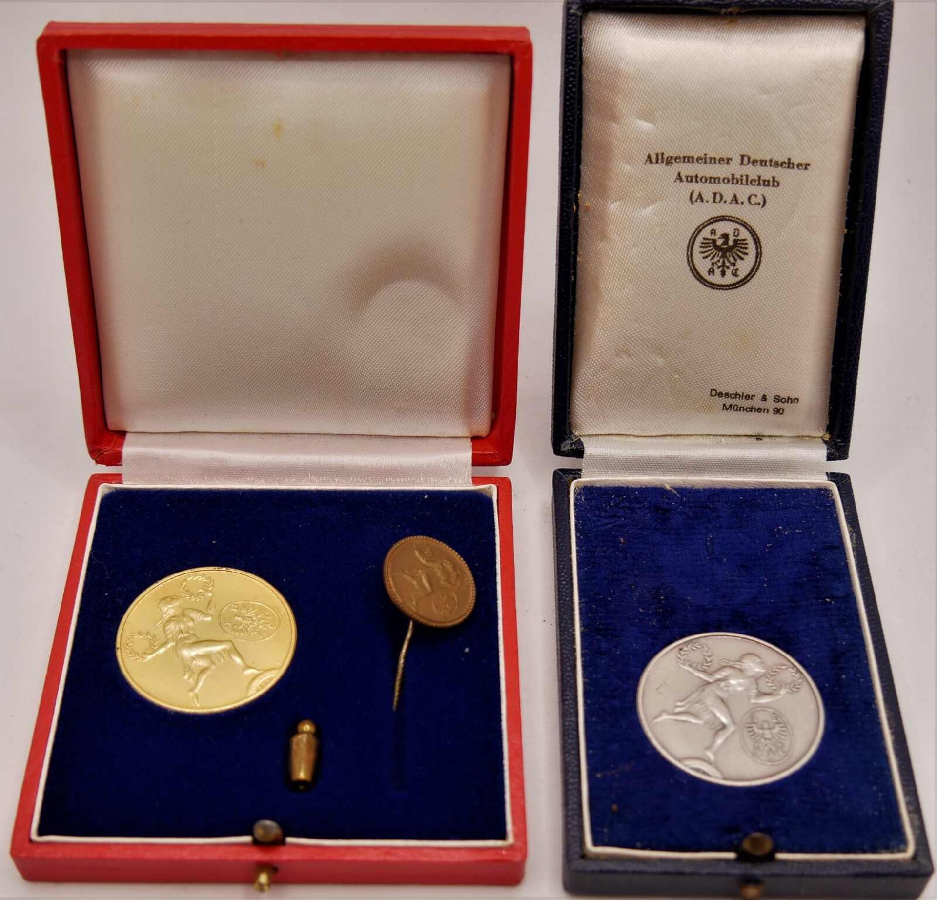 2 ADAC Medaillen, 2x 925er Silber, 1x vergoldet. Beide im Original Etui. Guter Zustand.
