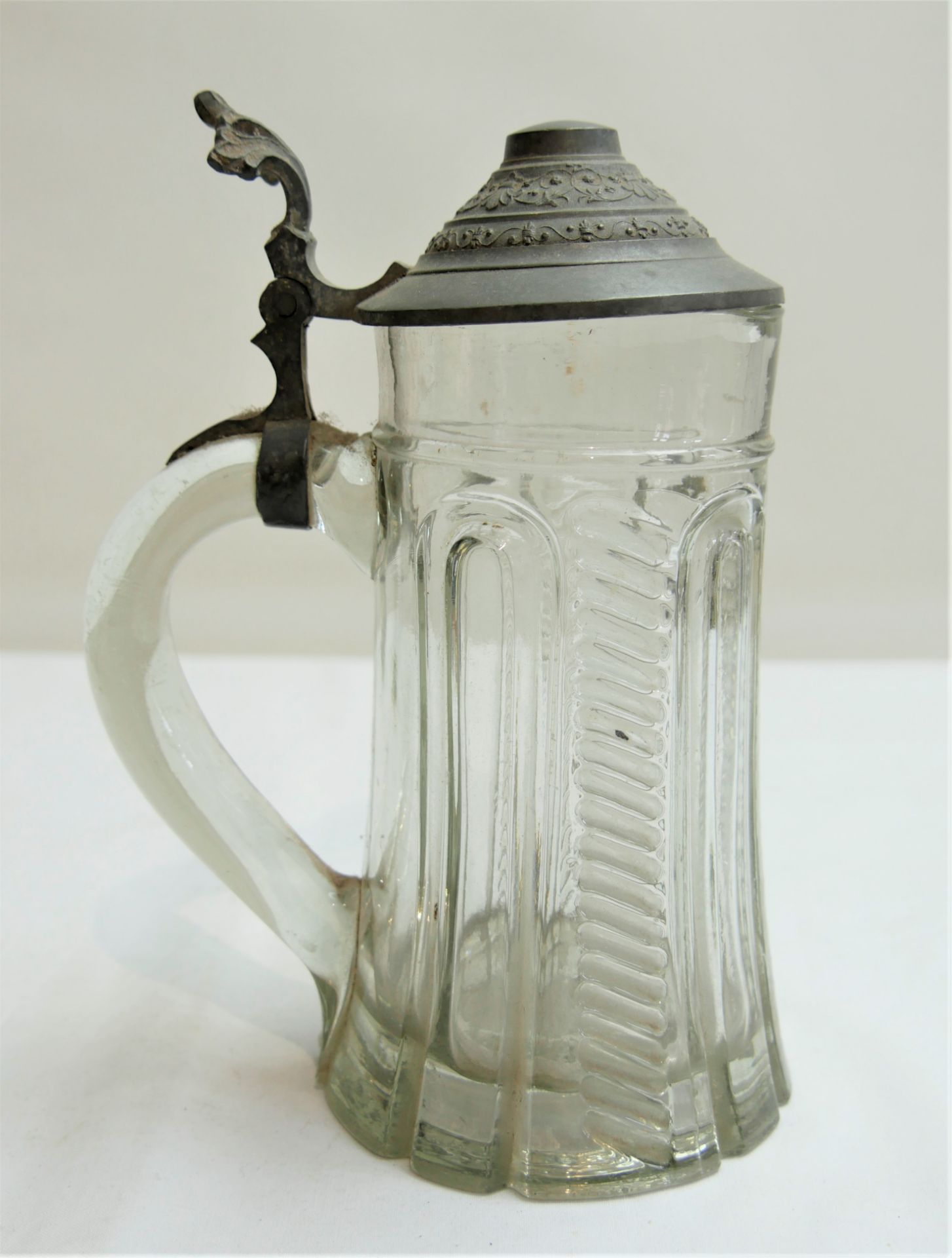 alter Glasbierkrug mit Daumendrücker. Höhe mit Deckel ca. 21,5 cm