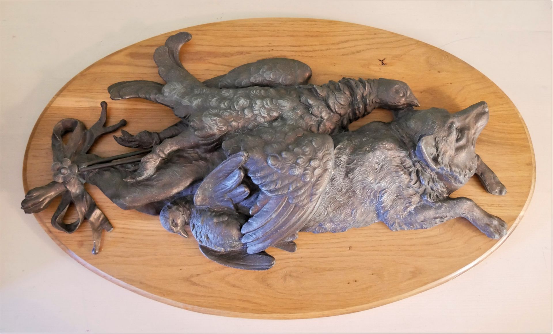 Guss Skulptur auf Holzplatte "Jagdszene" schwere ausführung Maße: höhe ca. 44,5 cm, breite ca. 76