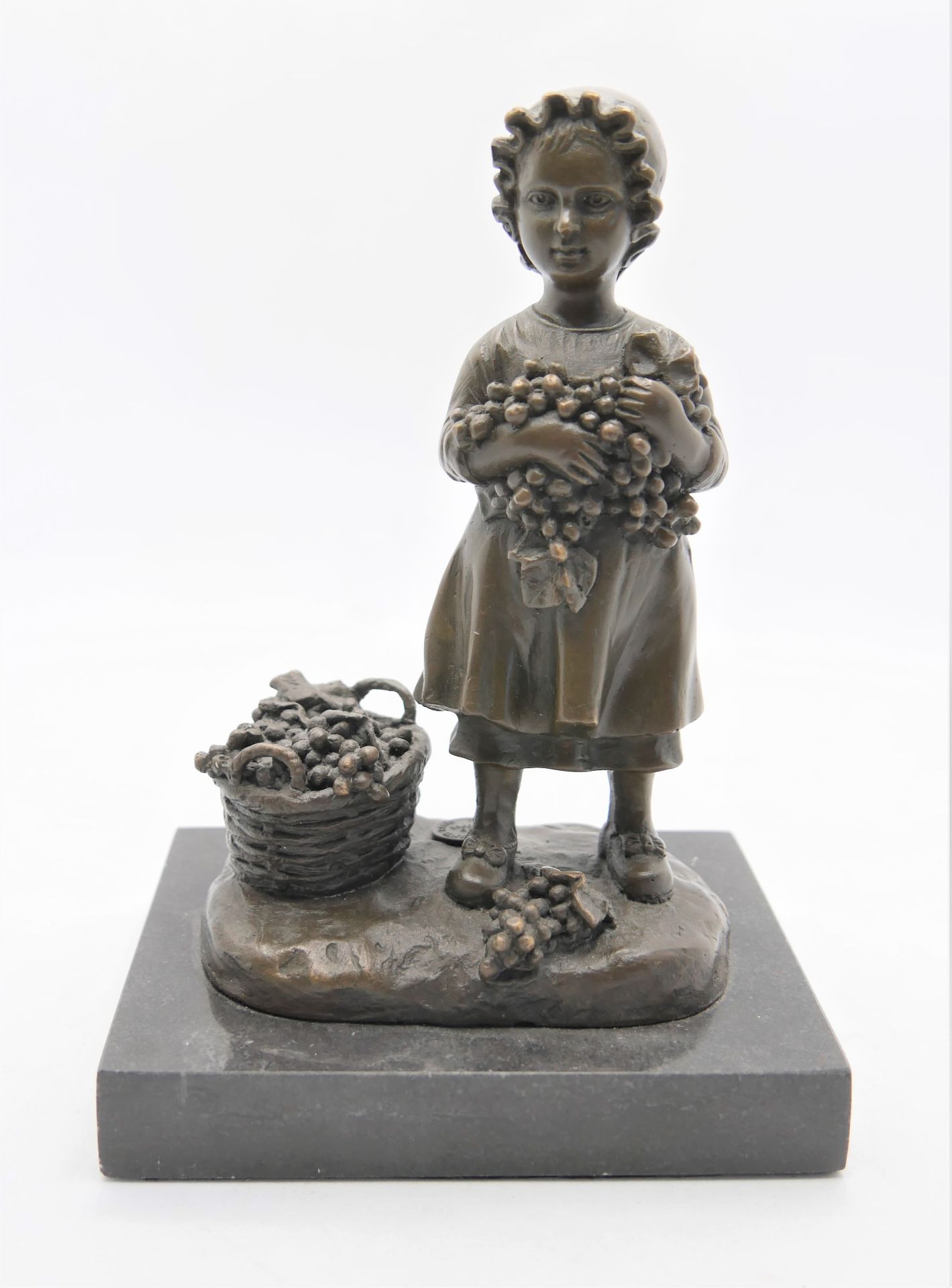 Bronze Figur " Mädchen beim Trauben ernten",gemarkt mit J.B. Deposee Garanti Paris, Gesamthöhe incl.