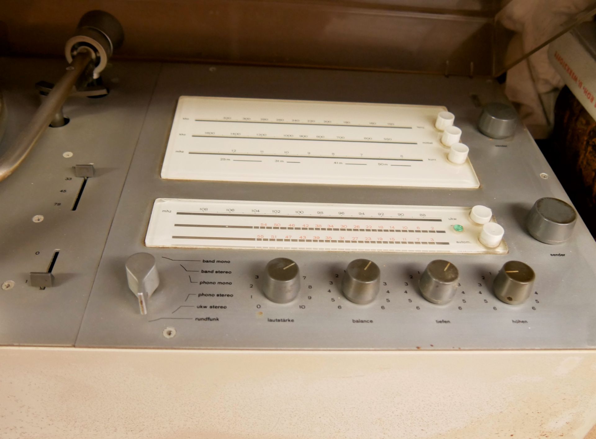 Schallplattenspieler von Braun, dabei auch 2 Boxen der Marke Braun. Maße je Box: höhe ca. 28 cm, - Bild 2 aus 3