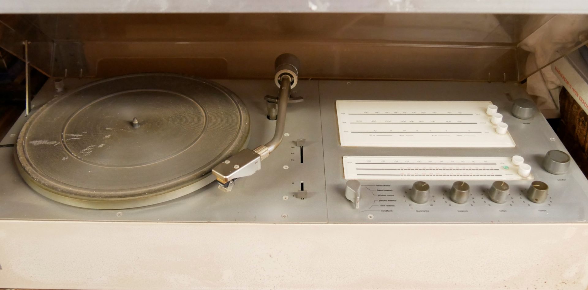Schallplattenspieler von Braun, dabei auch 2 Boxen der Marke Braun. Maße je Box: höhe ca. 28 cm,