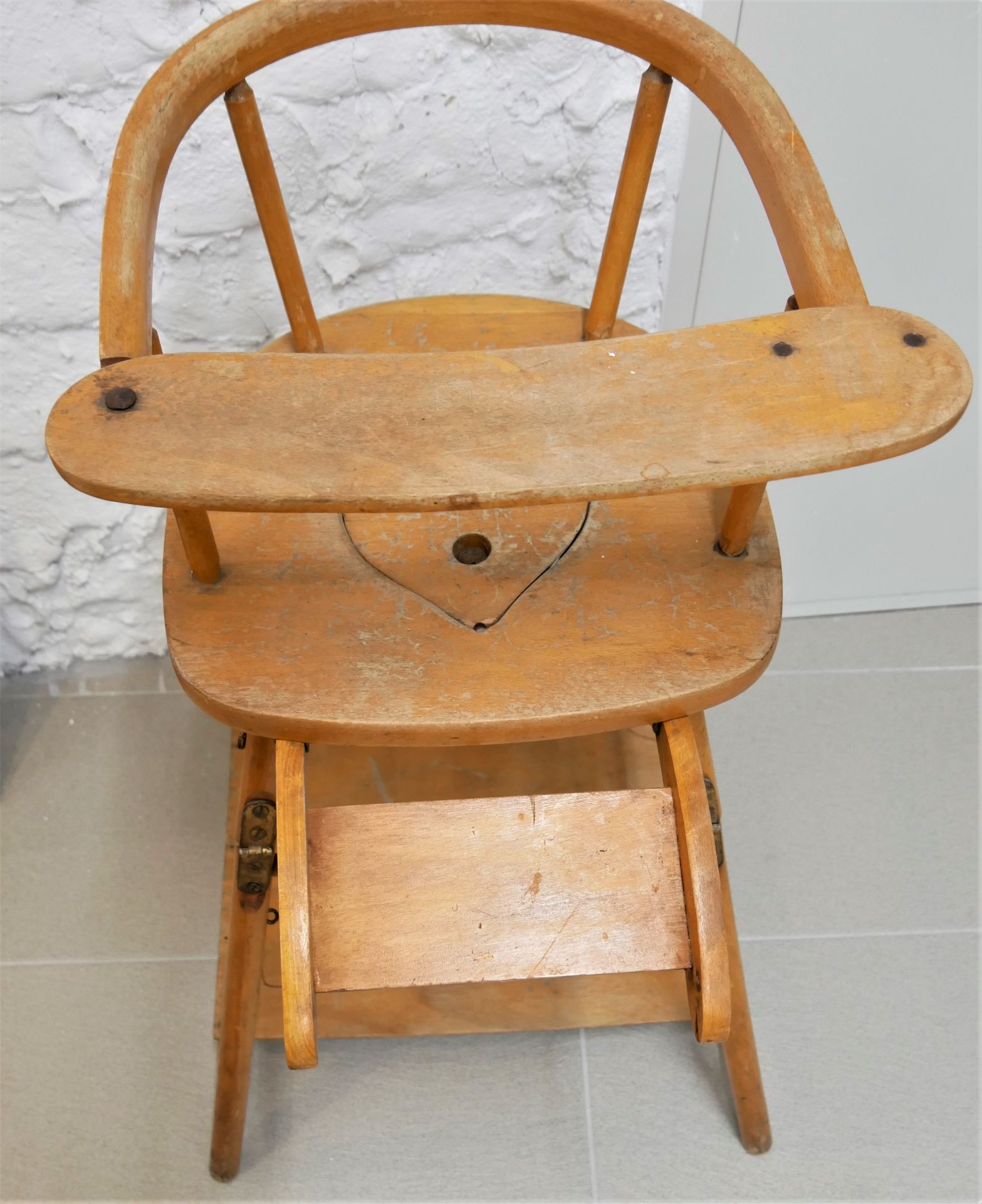 alter Kinder-Holzhochstuhl, umwandelbar in Spieltisch, Gesamthöhe ca. 82 cm, Höhe ausgeklappter - Image 2 of 3