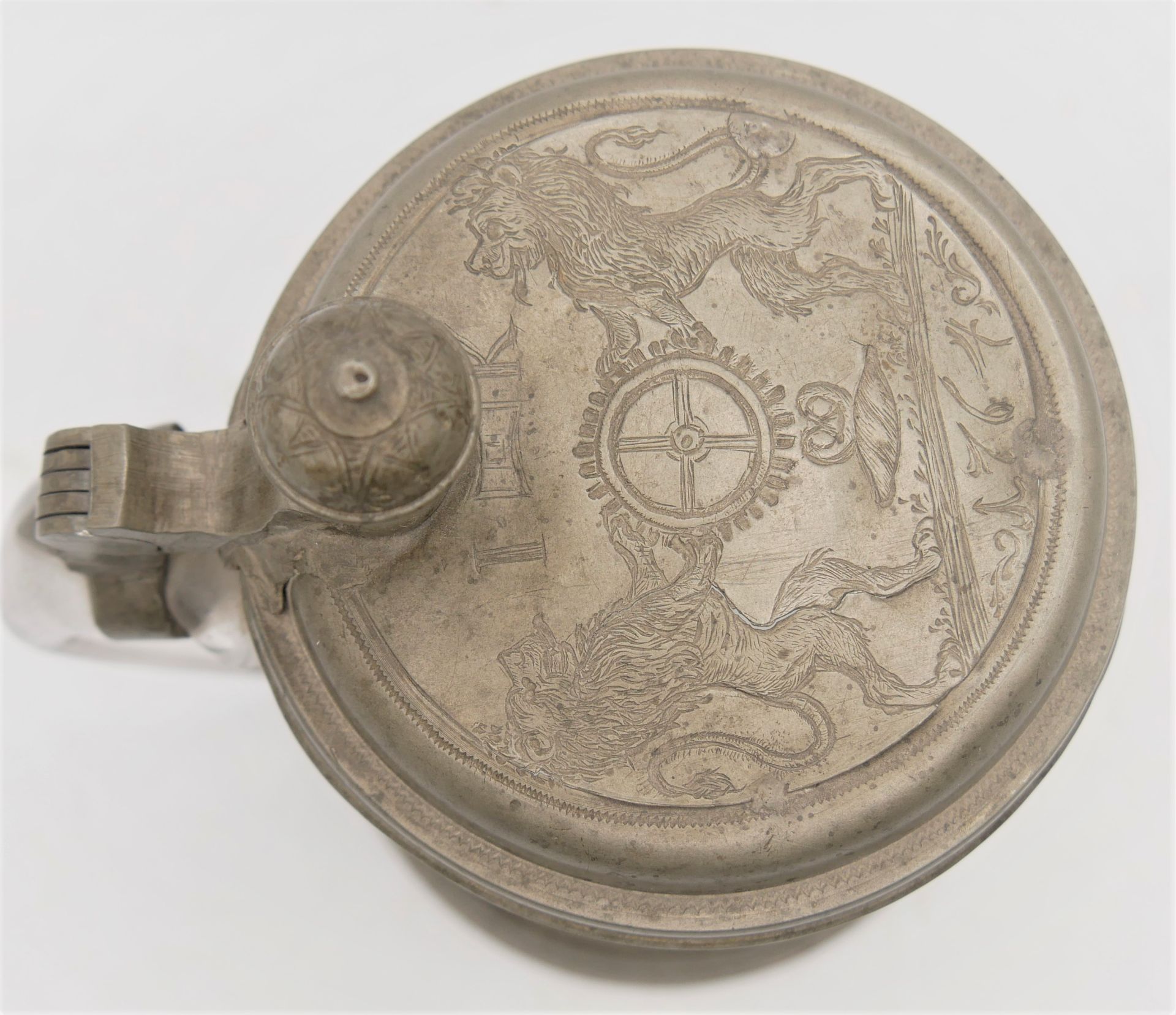 antiker Glasbierkrug mit Zinnmontur, am Deckel Monogramm, sowie Jahreszahl 1764, Absolutismus. - Bild 4 aus 4