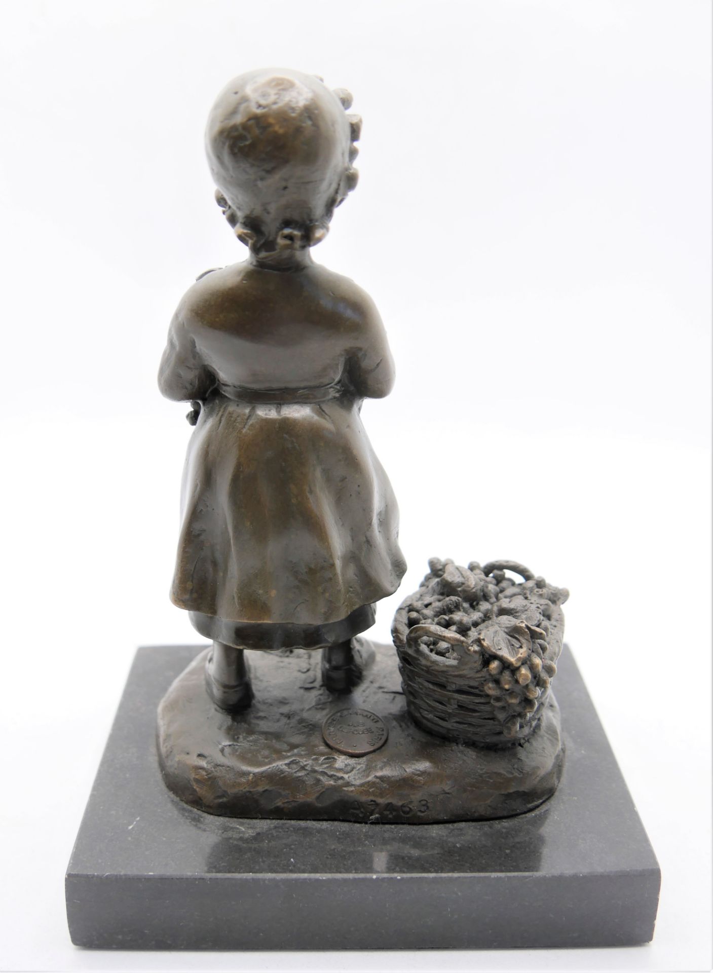 Bronze Figur " Mädchen beim Trauben ernten",gemarkt mit J.B. Deposee Garanti Paris, Gesamthöhe incl. - Image 2 of 4