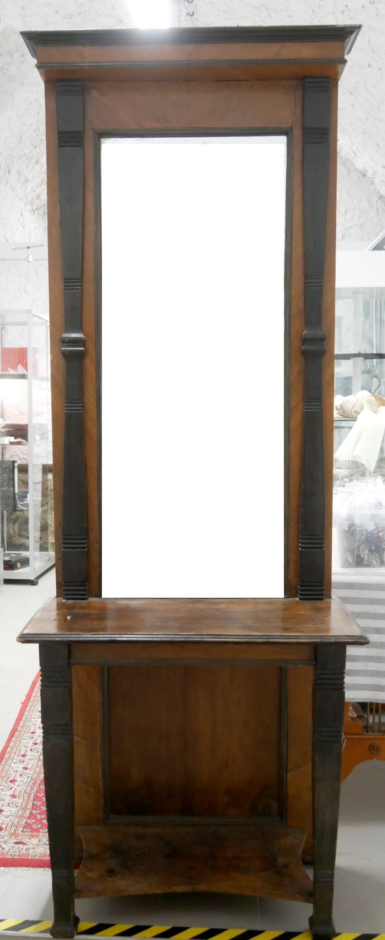 antiker Garderrobenschrank mit Spiegel, restaurationsbedürftig. Maße: Höhe ca. 197,5 cm, Breite 73,5