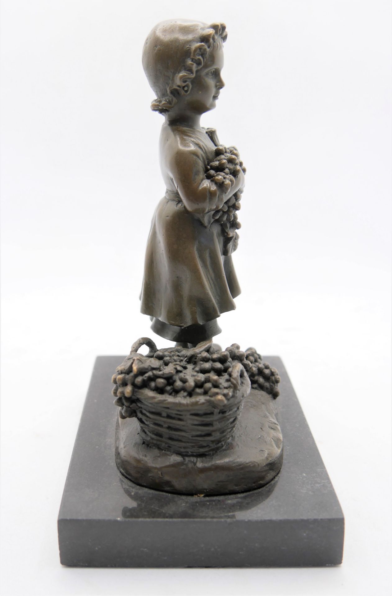 Bronze Figur " Mädchen beim Trauben ernten",gemarkt mit J.B. Deposee Garanti Paris, Gesamthöhe incl. - Image 4 of 4
