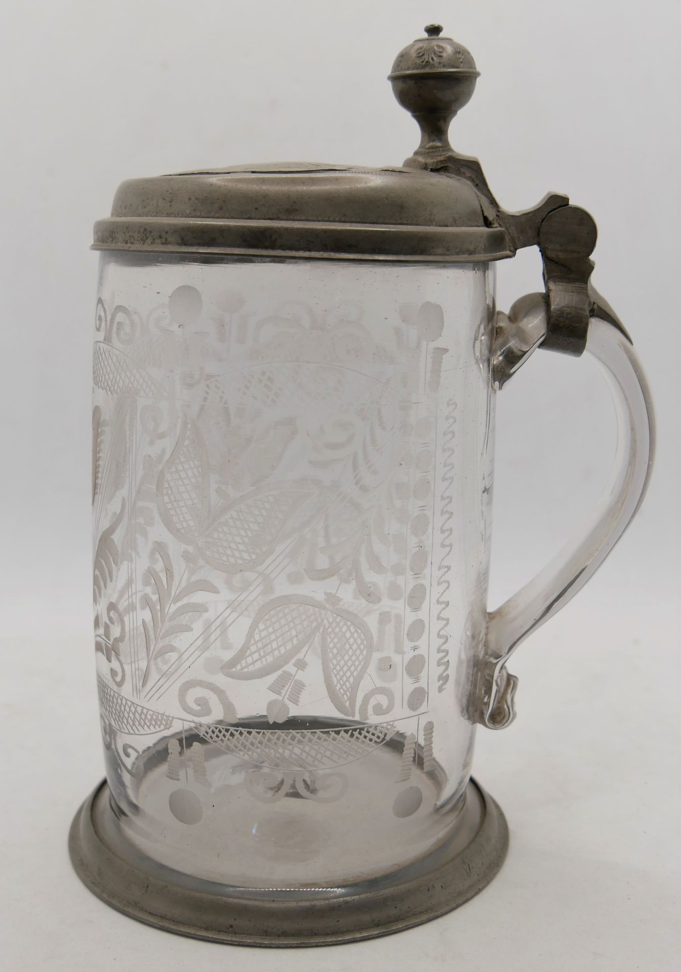 antiker Glasbierkrug mit Zinnmontur, am Deckel Monogramm, sowie Jahreszahl 1764, Absolutismus.