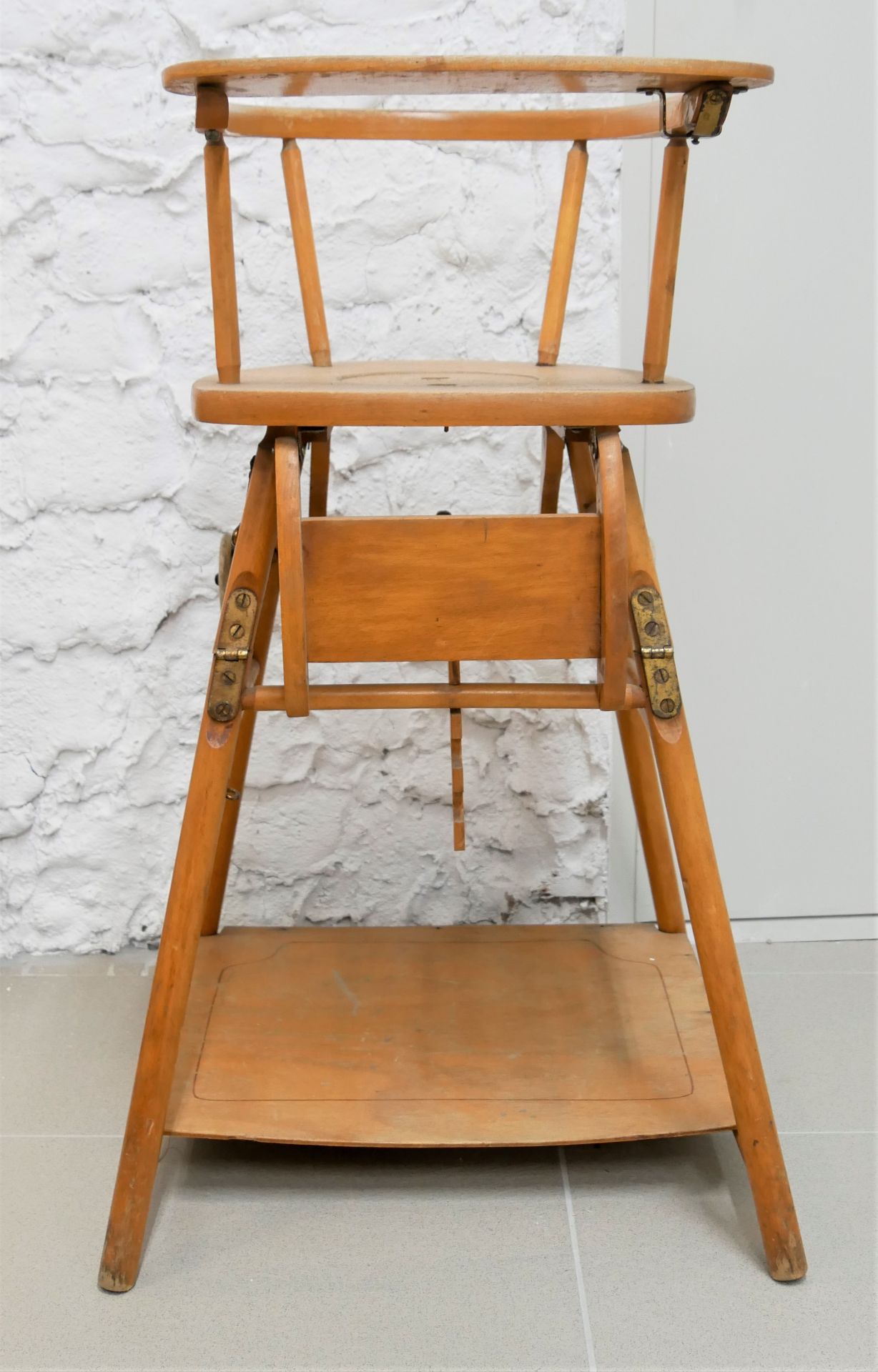 alter Kinder-Holzhochstuhl, umwandelbar in Spieltisch, Gesamthöhe ca. 82 cm, Höhe ausgeklappter