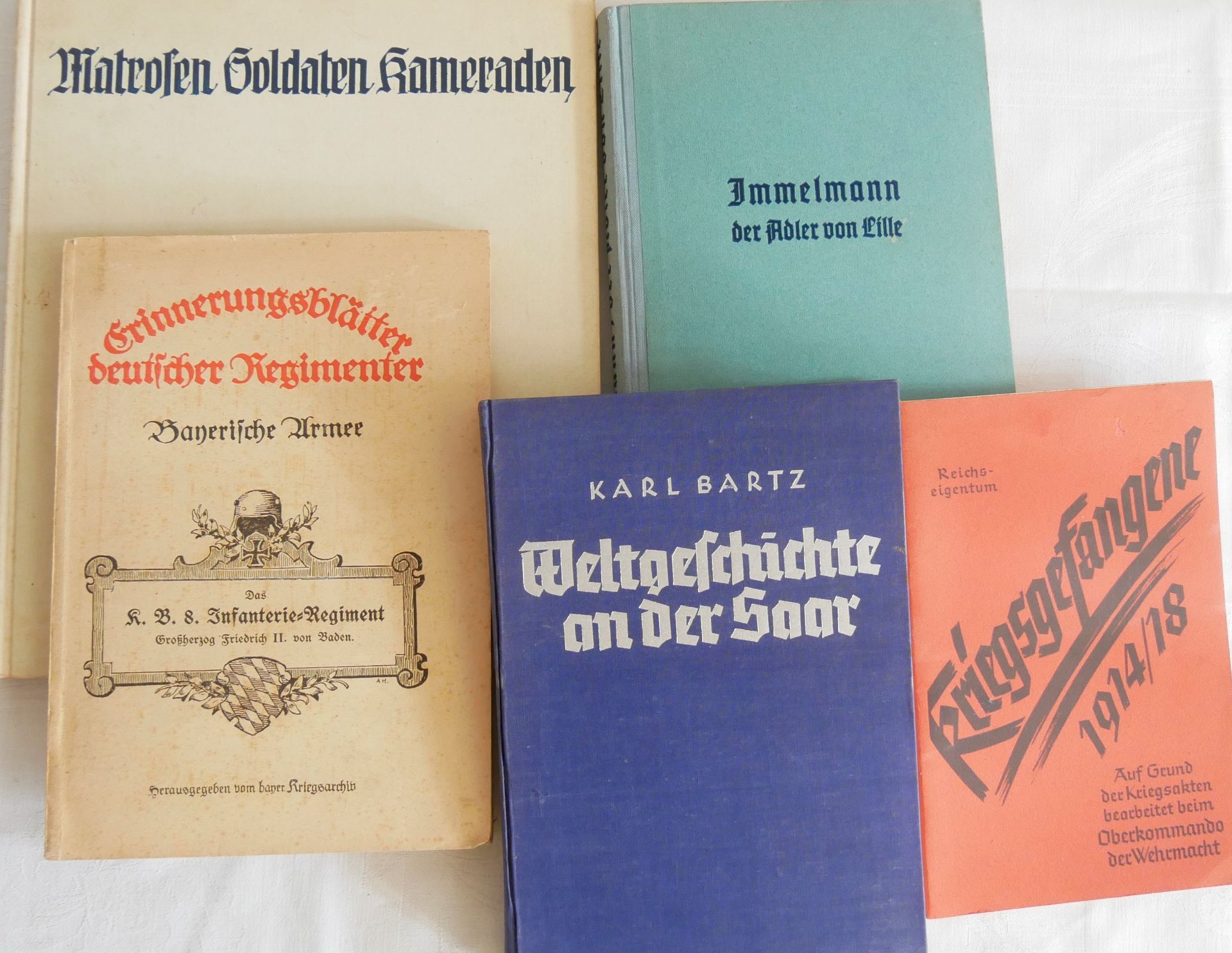 Lot Bücher, dabei "Erinnerungsblätter deutscher Regimenter", Bayerische Armenn, Das K.B. 8.