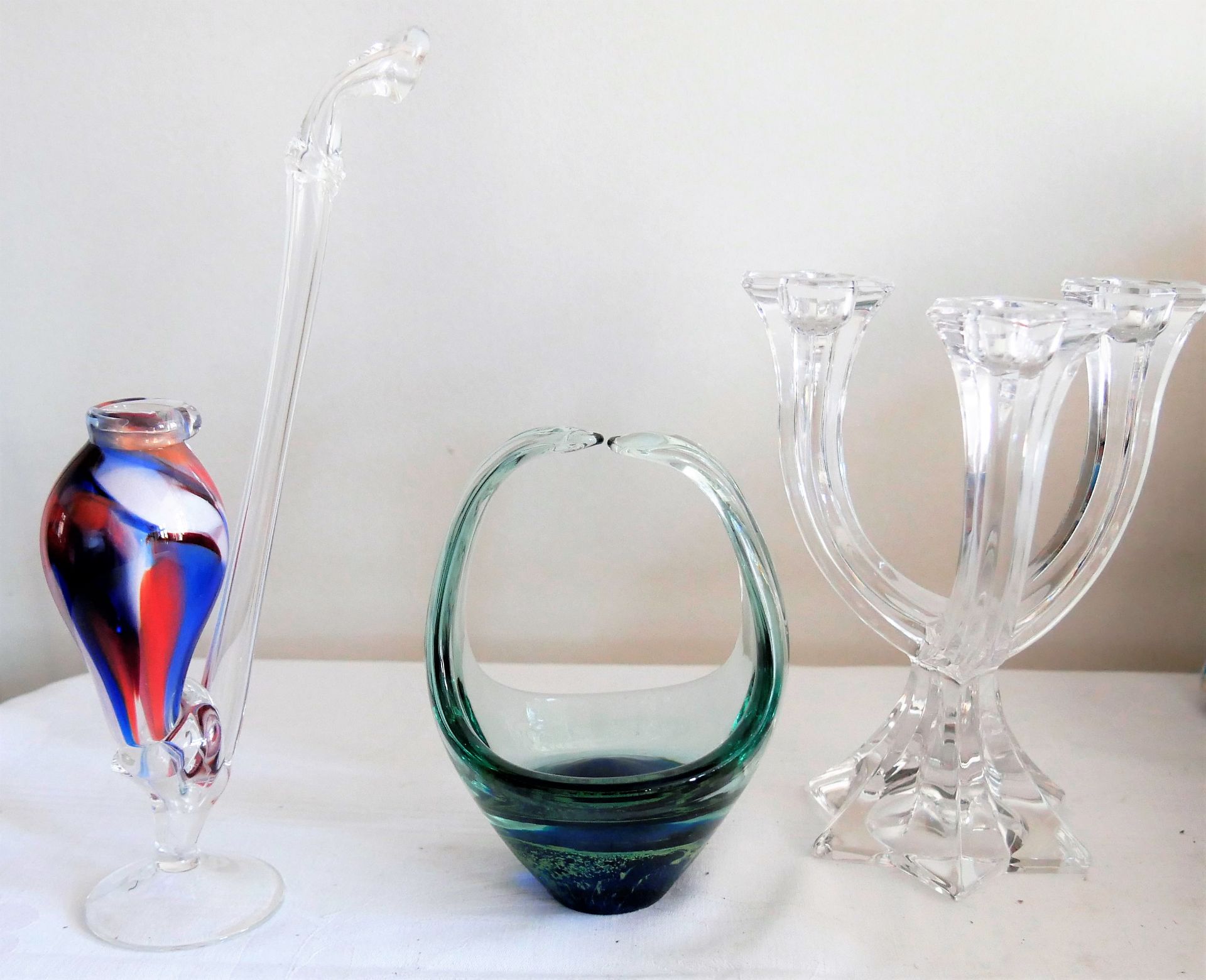 Lot von 3 Teilen Glas, dabei ein Kerzenständer, 3-flammig, 1 grüne Henkelschale sowie ein Glasobjekt