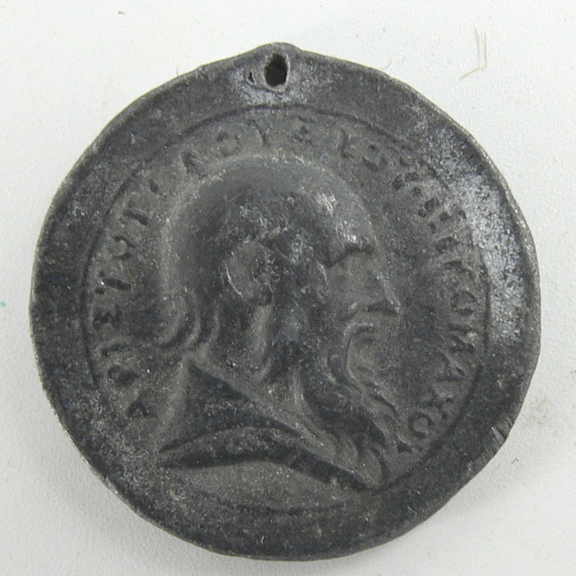 Griechische Münze Aristoteles. Durchmesser: ca. 28 mm, Gewicht: ca. 8,1 g. Mit Lochung.