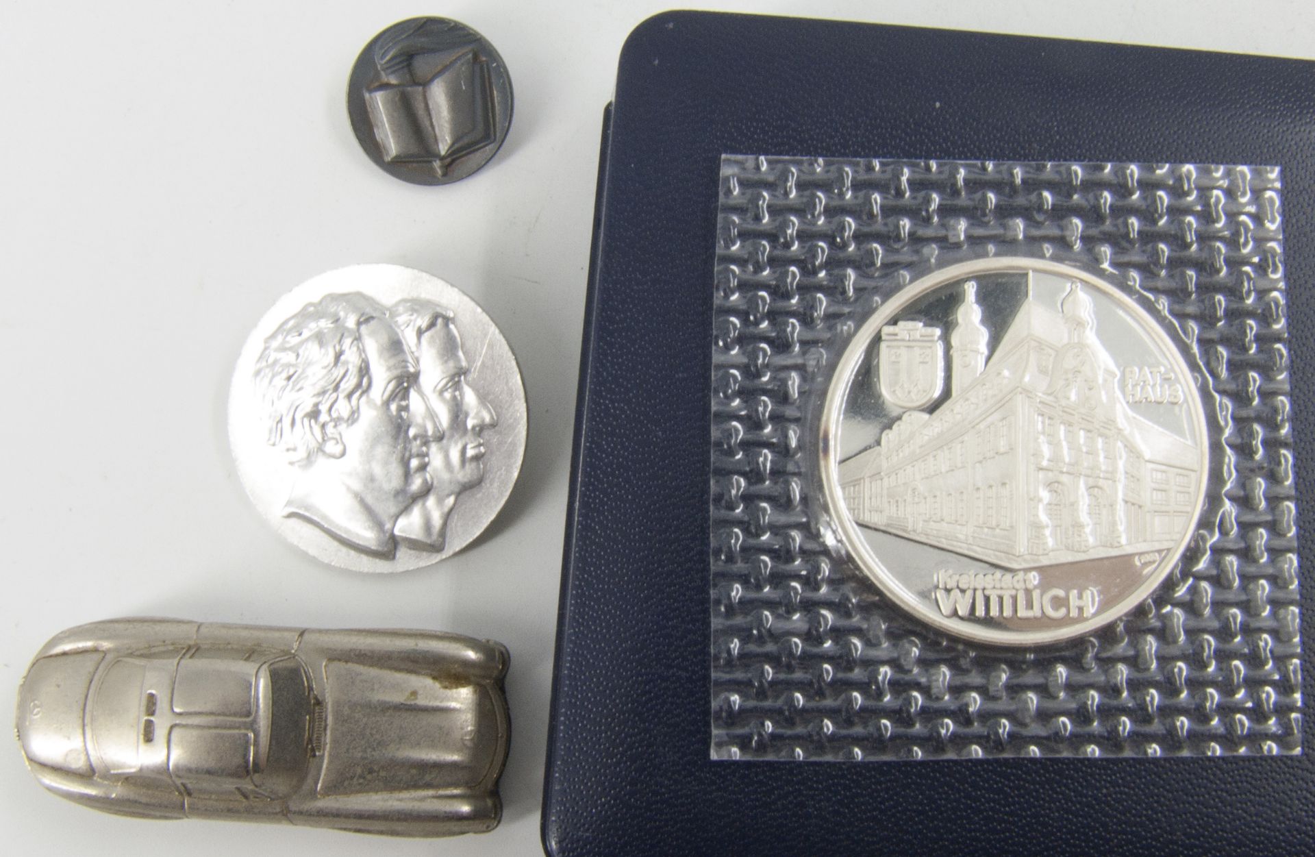 Silbermedaille Stadt Wittlich, Silber 1000, Durchmesser: ca. 35 mm. Dazu zwei Anstecknadeln und