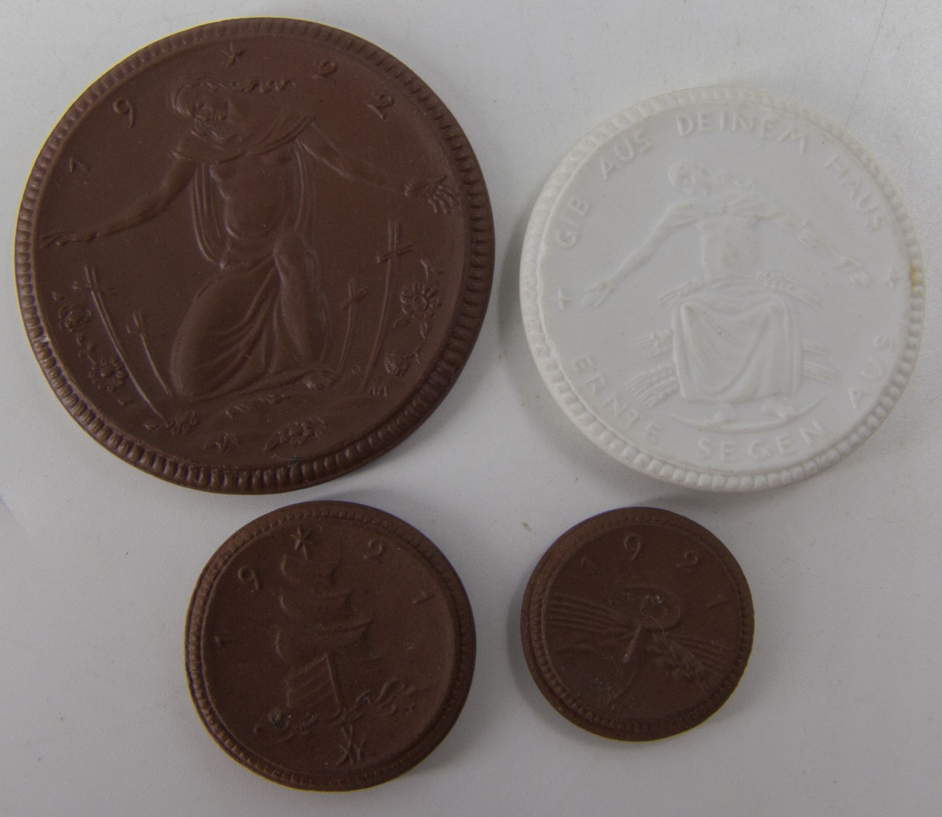 Lot Porzellan - Münzen/Medaillen, ;Meissen. Erhaltung: ss.