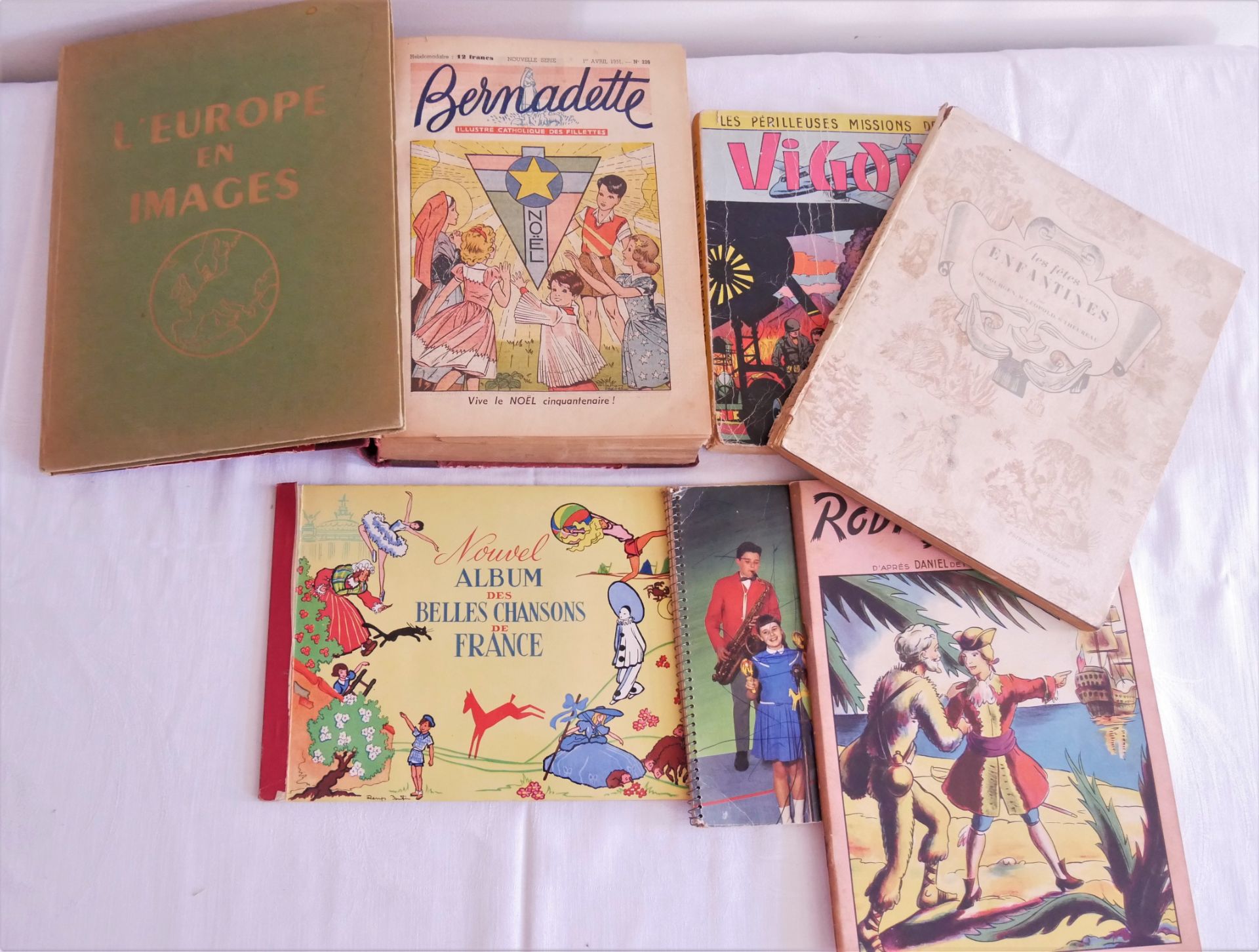 Lot französische Kinder-Bücher und Comics, dabei "Robinson Crusoe", "Vigor", "Bernadette" etc.,