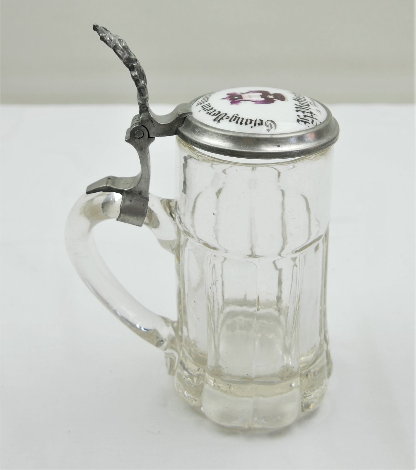 alter Bierkrug mit Daumendrücker, Porzellandeckel, beschriftet "Gesangsverein Niedervellmar - H.