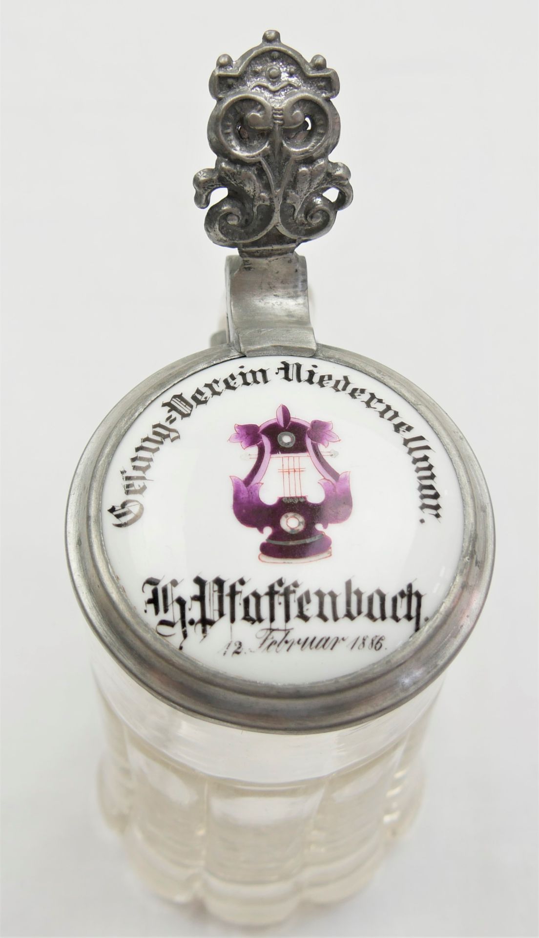 alter Bierkrug mit Daumendrücker, Porzellandeckel, beschriftet "Gesangsverein Niedervellmar - H. - Image 2 of 3