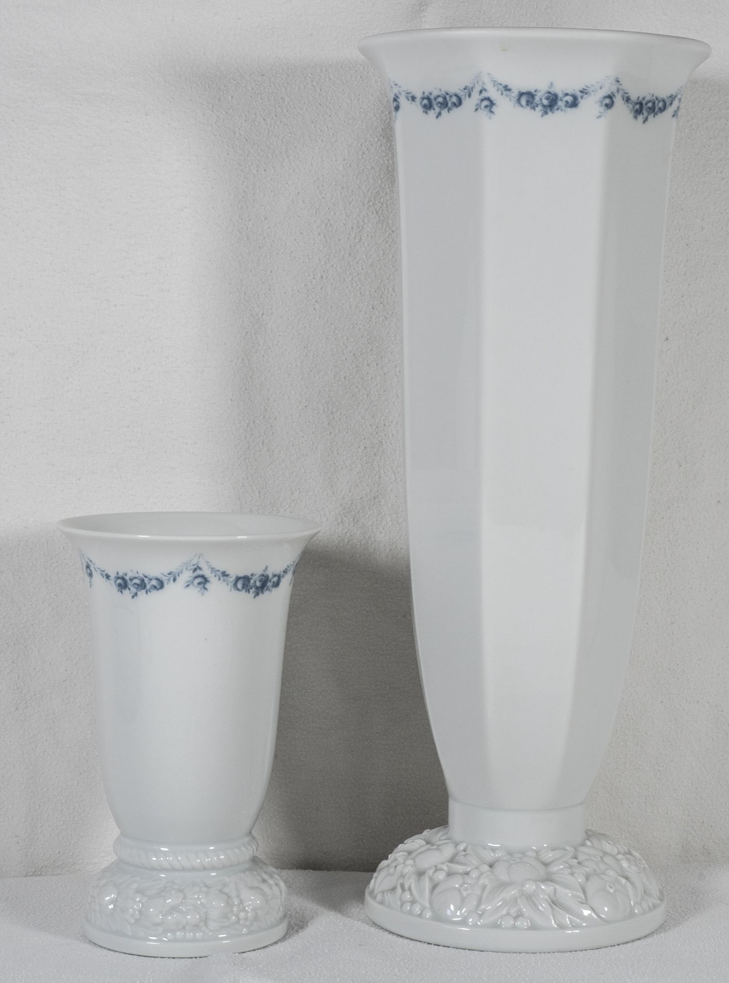 Rosenthal, Blaue Ranke, zwei Vasen. Höhe: ca. 15 cm und ca. 33 cm.