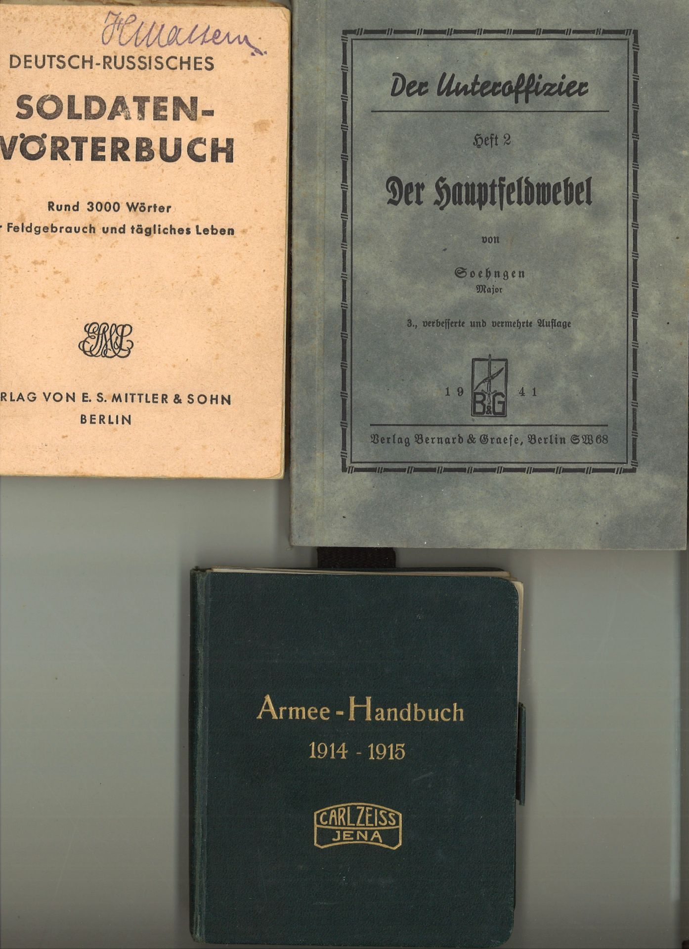 Lot Bücher, dabei "Der Unteroffizier" Heft 2, "Deutsch-Russisches Soldaten-Wörterbuch" und "Armee-
