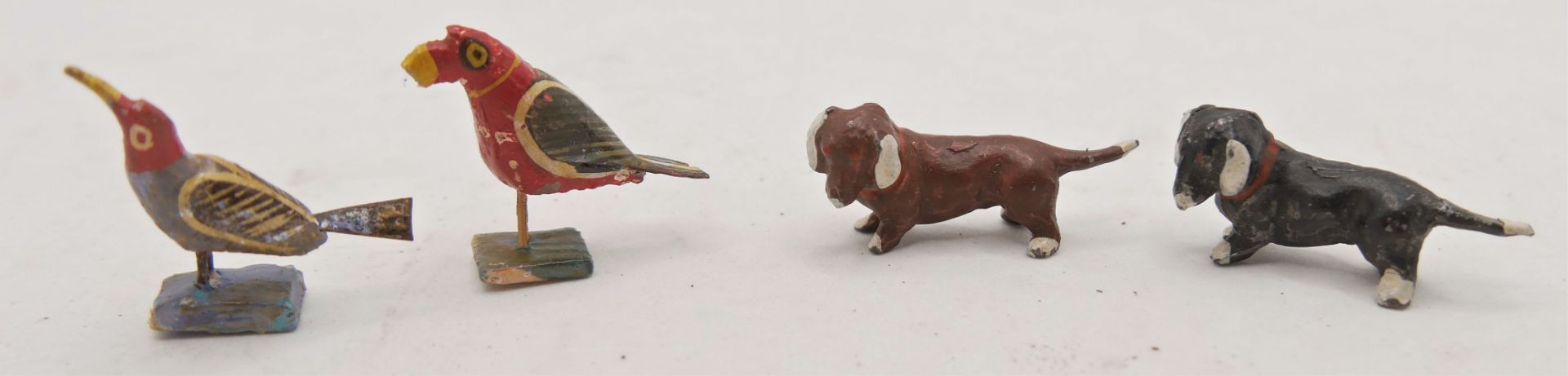 4 Miniatur Tiere für die Puppenstube, bestehend aus 2 Vögel aus Holz und 2 Hunde aus Zinn