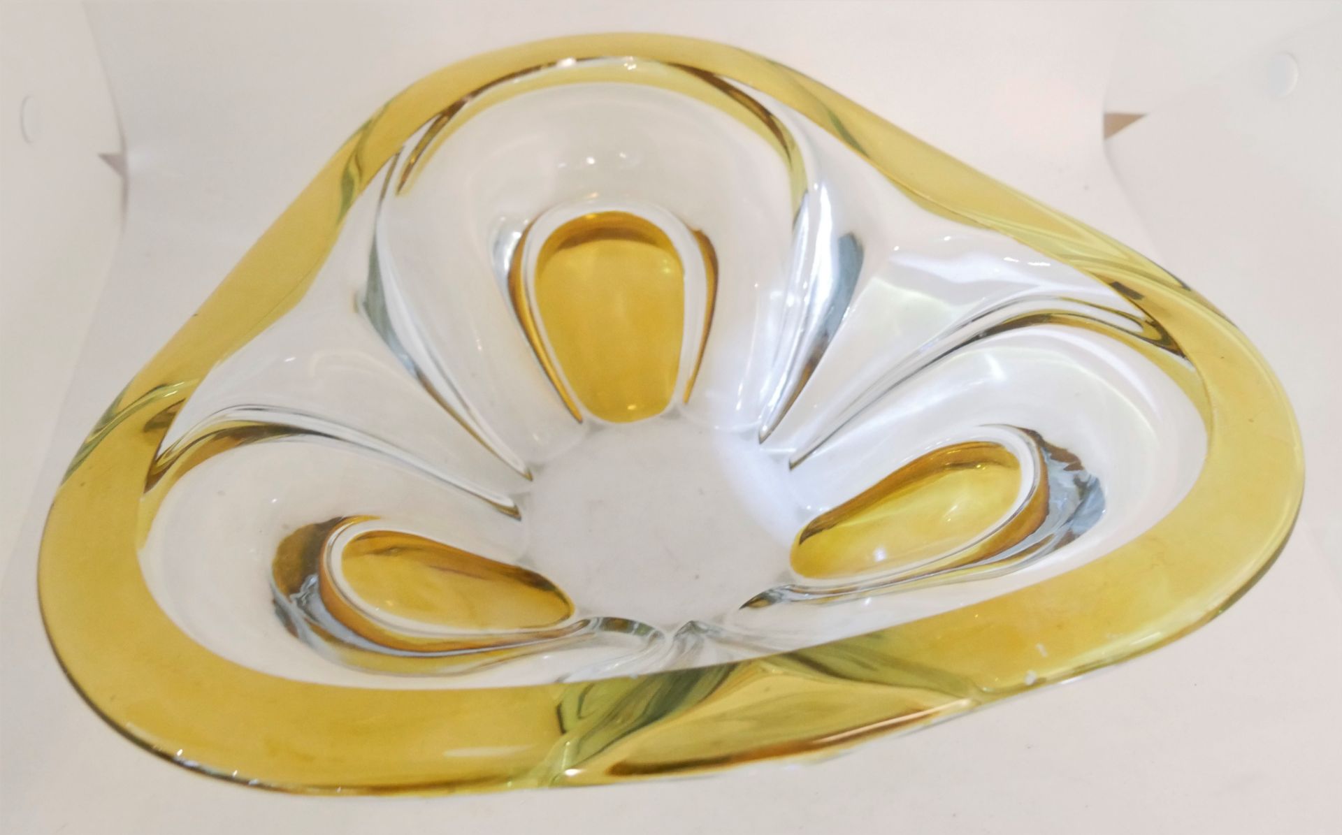 Dekorative Glasschale in Dreiecksform - Gelb/Klarglas. Breite ca. 30 cm, Höhe ca. 8. Guter,