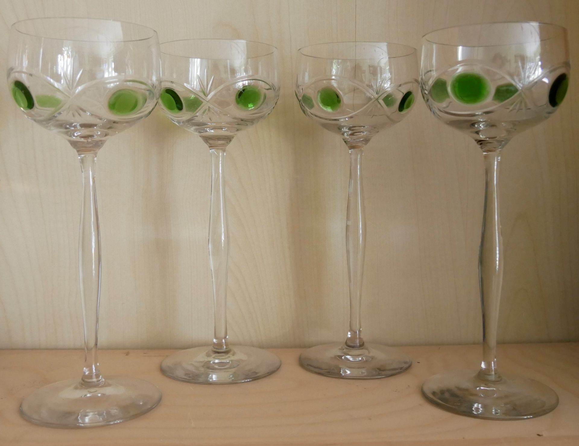 4 Weingläser, Klarglas geschliffen mit grünen Punkten. Höhe ca. 21 cm