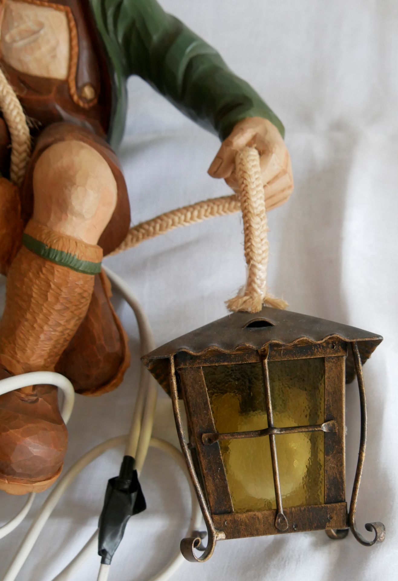 ausgefallene Lampe "Bayer", geschnitzte Figur, farbig bemalt, minimale Abplatzer. Höhe ca. 50 cm. - Bild 3 aus 3