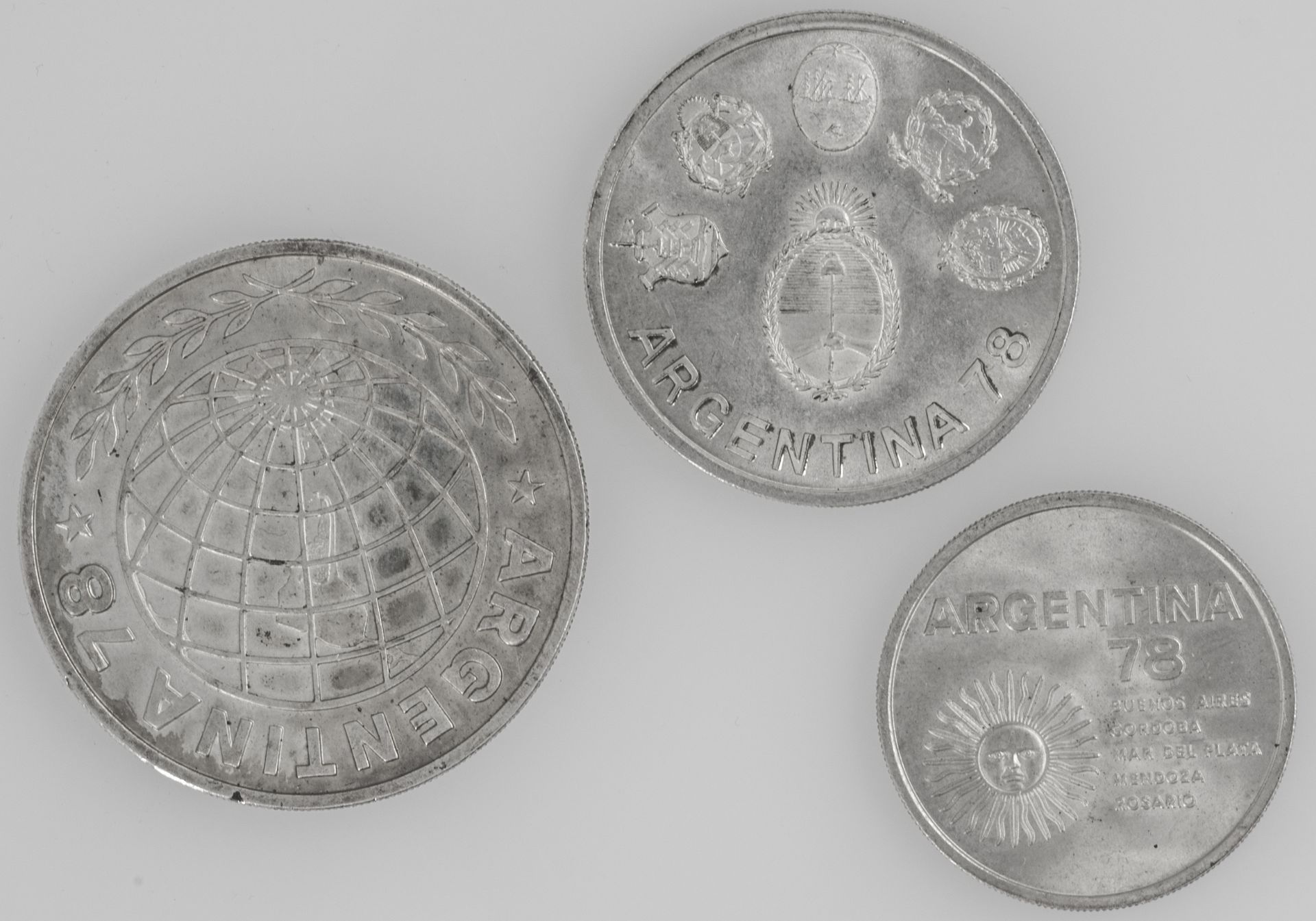 Argentinien 1977, drei Silbermünzen "Fußball WM 1978". Erhaltung: ss.