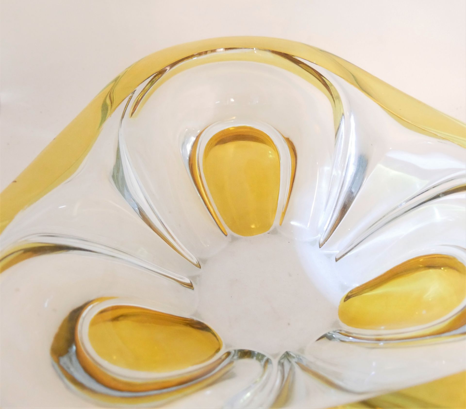 Dekorative Glasschale in Dreiecksform - Gelb/Klarglas. Breite ca. 30 cm, Höhe ca. 8. Guter, - Bild 2 aus 2
