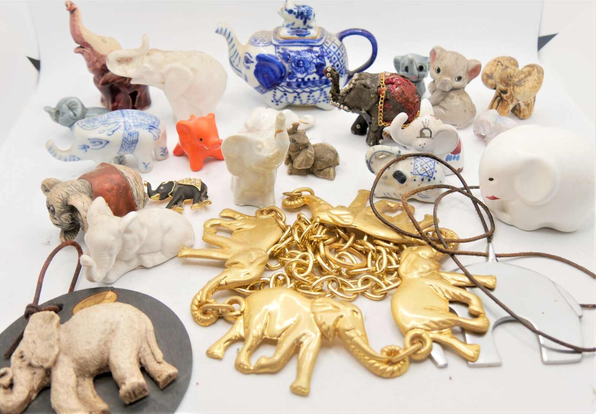 Lot Elefanten aus Auflösung, dabei Porzellan, Keramik, etc. sowie ein Gürtel, eine Brosche, etc.