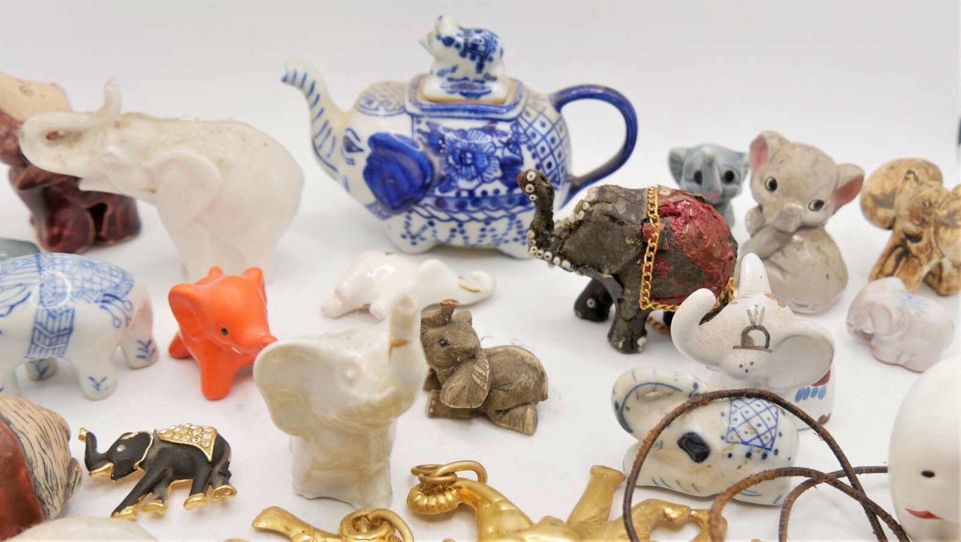 Lot Elefanten aus Auflösung, dabei Porzellan, Keramik, etc. sowie ein Gürtel, eine Brosche, etc. - Bild 2 aus 2
