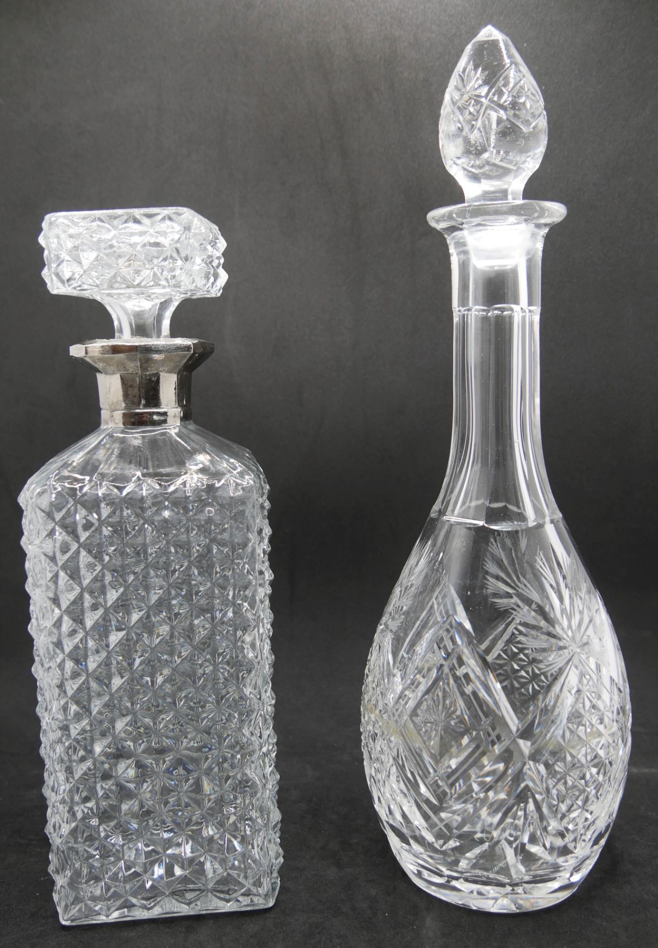 2 Kristallglas Stöpselkaraffen, 1x Höhe ca. 32,5 cm, 1x Höhe ca. 26 cm. Guter Zustand.