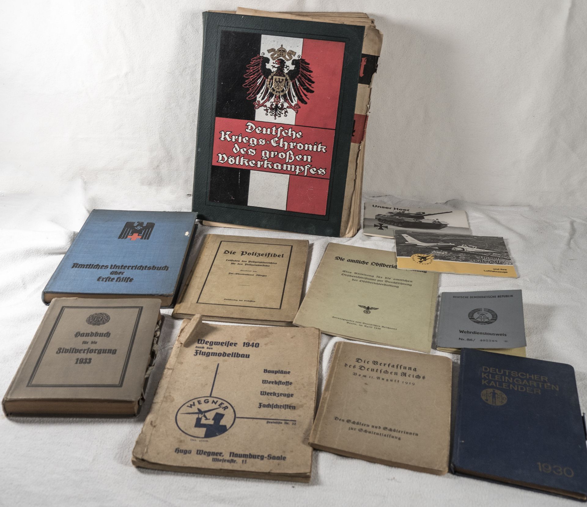 Bücher Konvolut das Militär betreffend, dabei Deutsche Kriegschronik des großen Völkerkampfes.