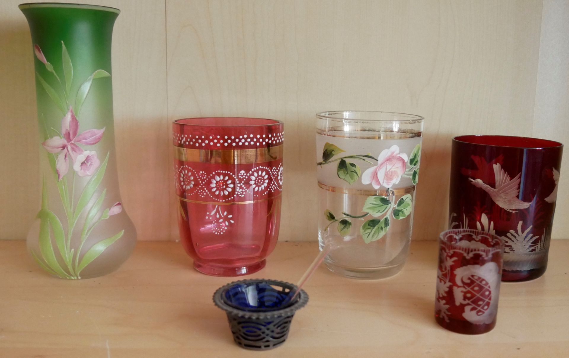Lot Glas, dabei 1x Jugendstil Vase Höhe ca. 17 cm, Jugendstil Glas beide Teile mit floralen