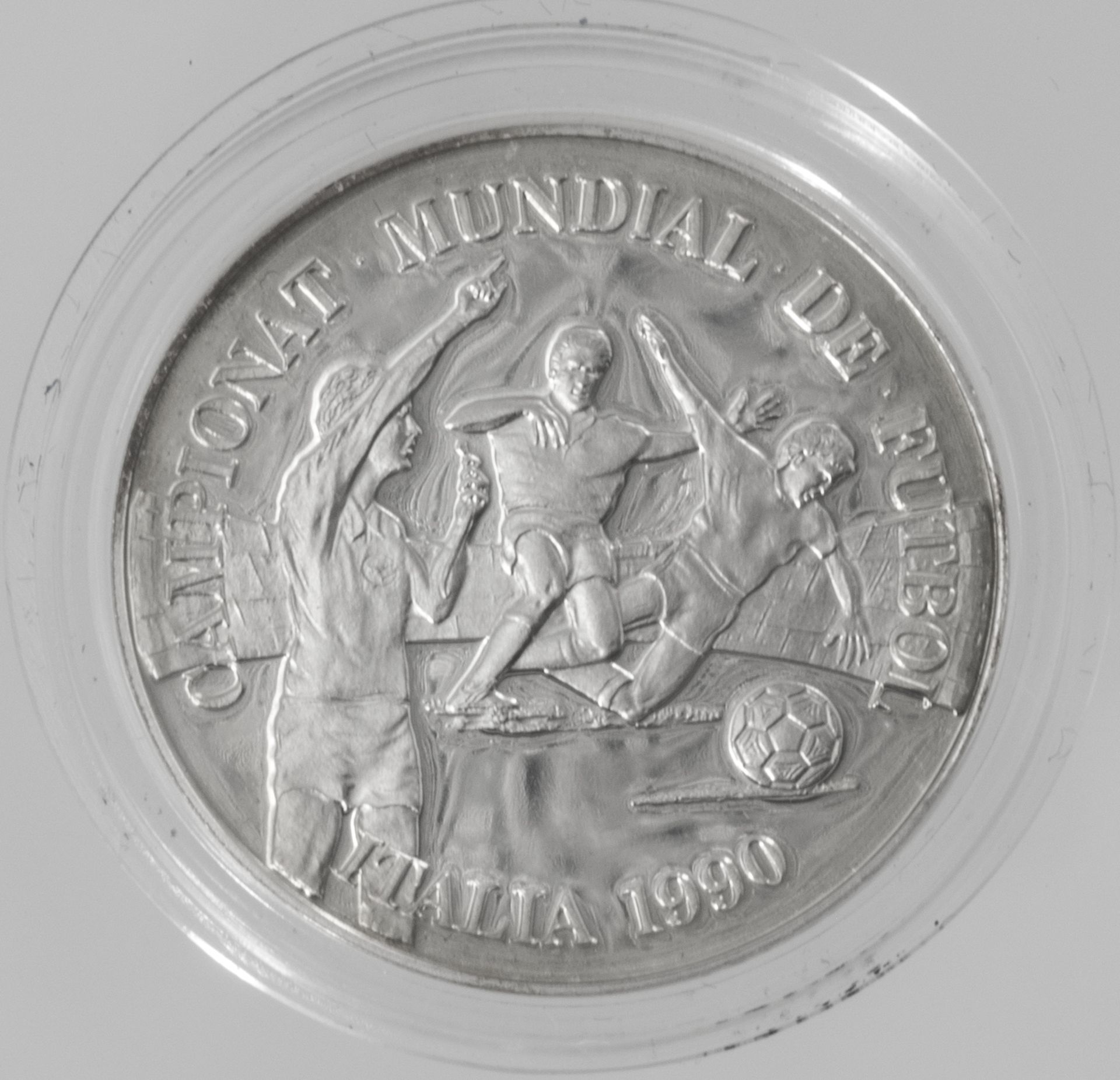 Andorra 1989, 10 Diners - Silbermünze "Fußball WM 1990 in Italien". KM: 20/53. Erhaltung: PP. In