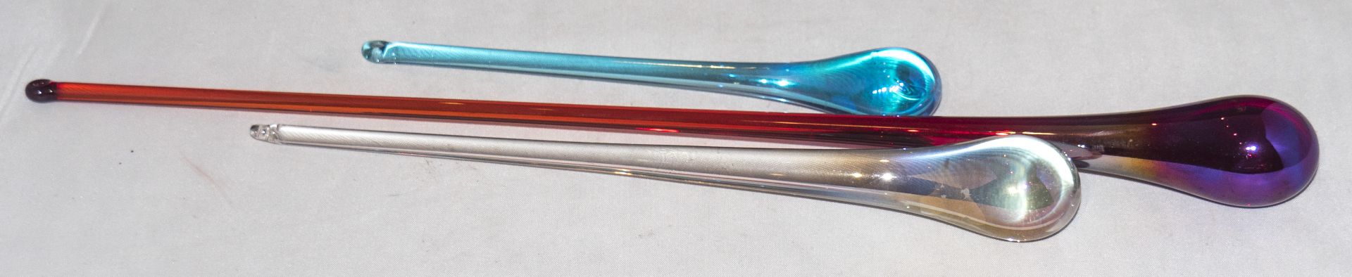 3 mundgeblasene Glastropfen, 1x rot/lila, Länge ca. 32 cm, 1x weiß/gold, Länge ca. 21 cm, sowie 1x