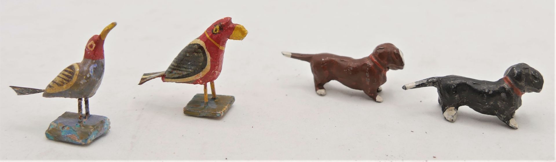4 Miniatur Tiere für die Puppenstube, bestehend aus 2 Vögel aus Holz und 2 Hunde aus Zinn - Image 2 of 2