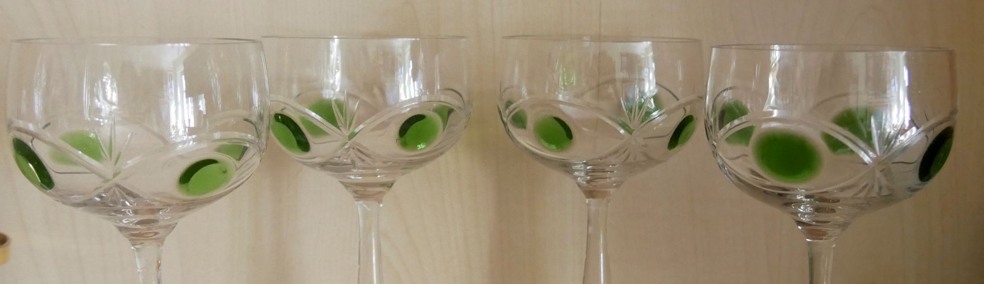 4 Weingläser, Klarglas geschliffen mit grünen Punkten. Höhe ca. 21 cm - Bild 2 aus 2